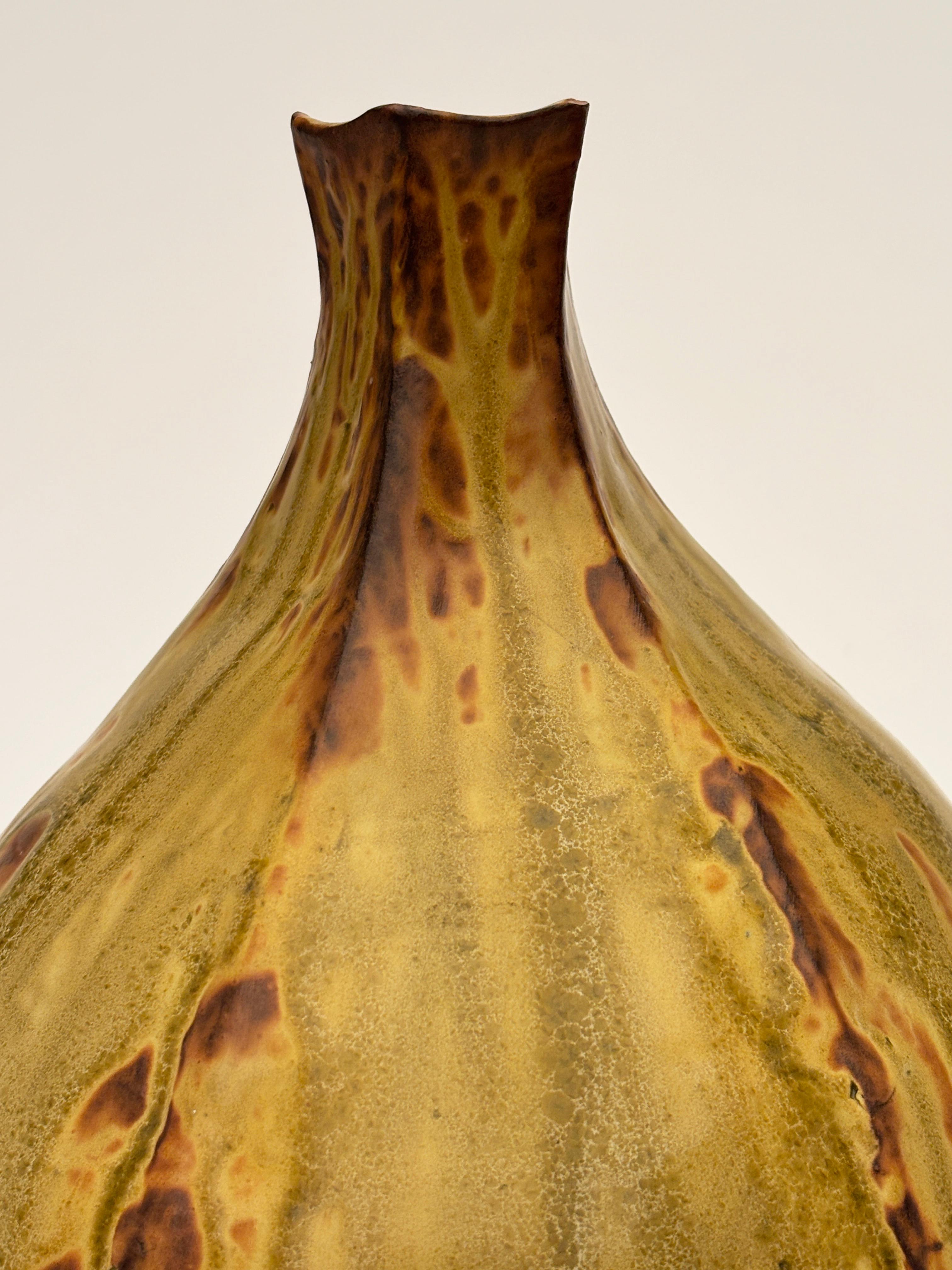 Cuit Vase moderne organique en frêne émaillé et Wood Wood dans les tons ambre et moutarde en vente