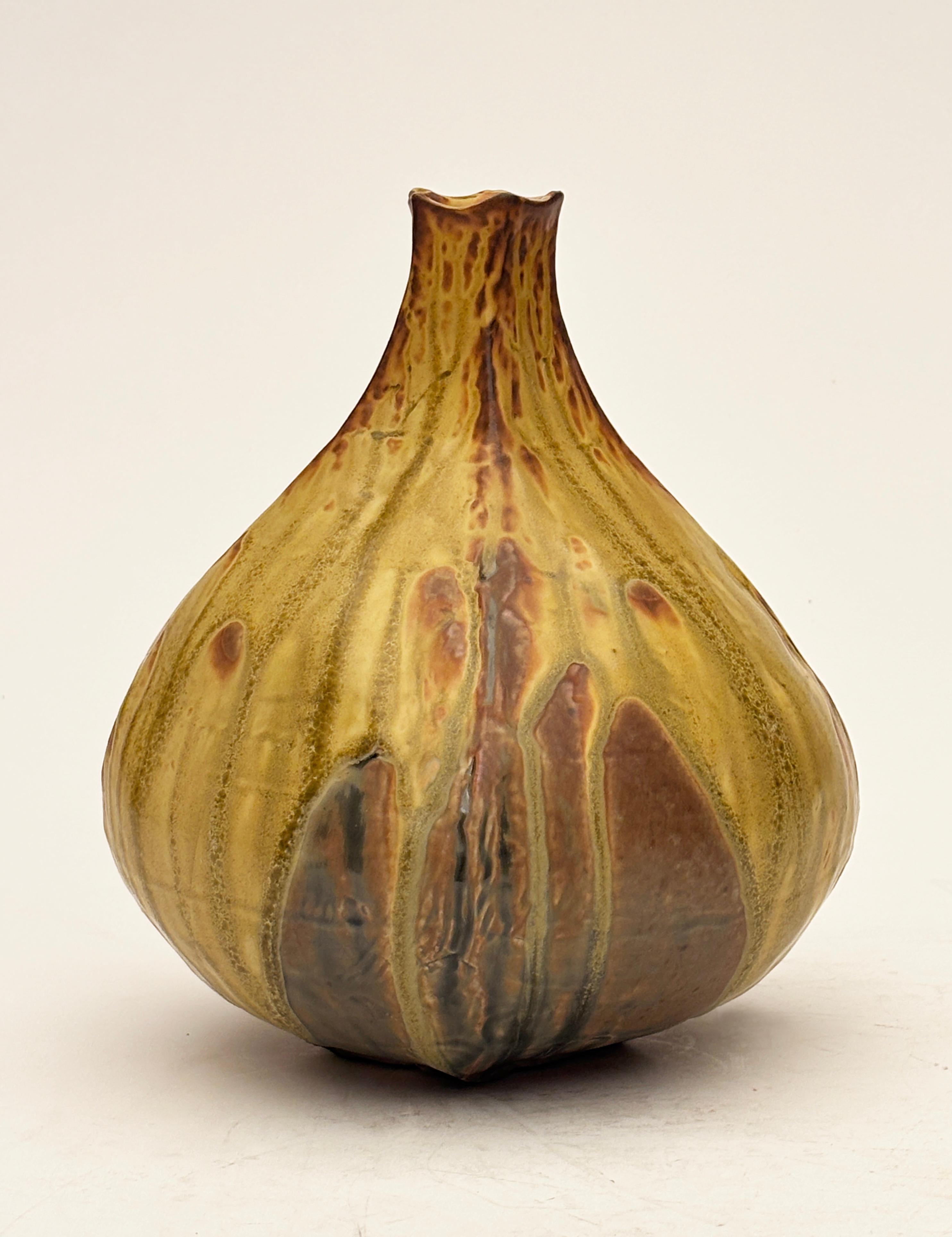 20ième siècle Vase moderne organique en frêne émaillé et Wood Wood dans les tons ambre et moutarde en vente