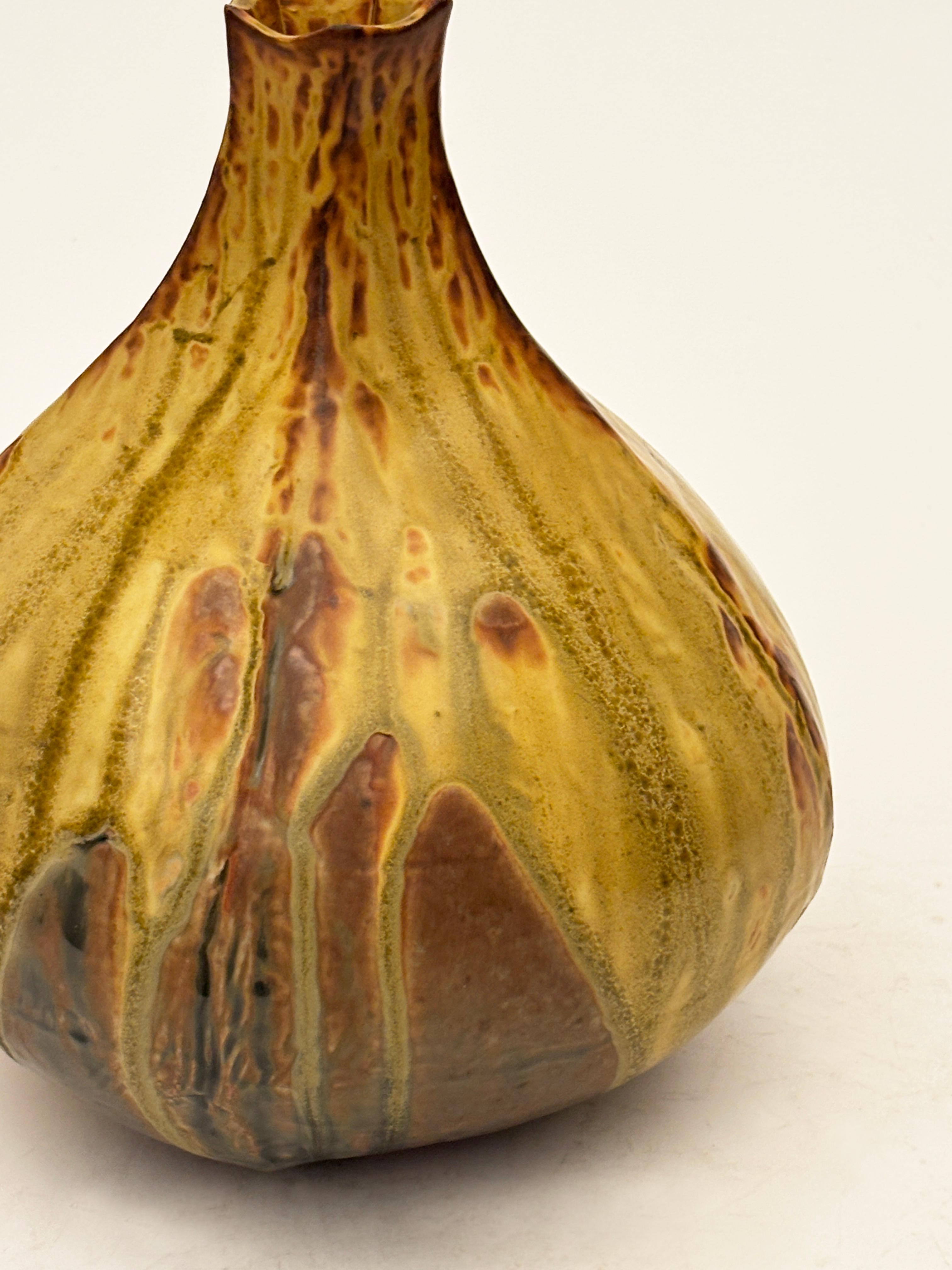 Argile Vase moderne organique en frêne émaillé et Wood Wood dans les tons ambre et moutarde en vente