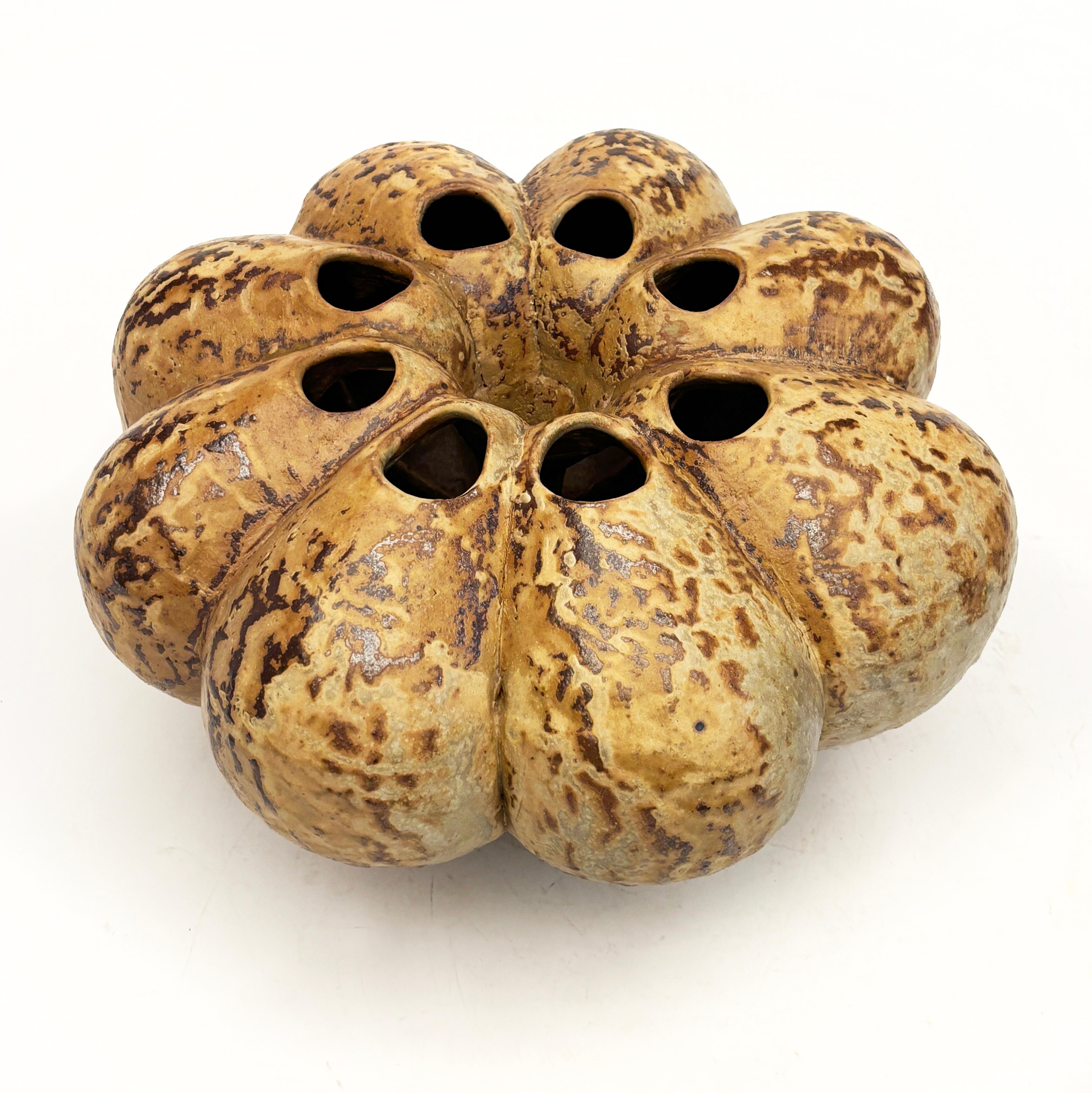 Argile Vase moderne organique en frêne émaillé et cuit au feu de bois par Imes Gallery en vente