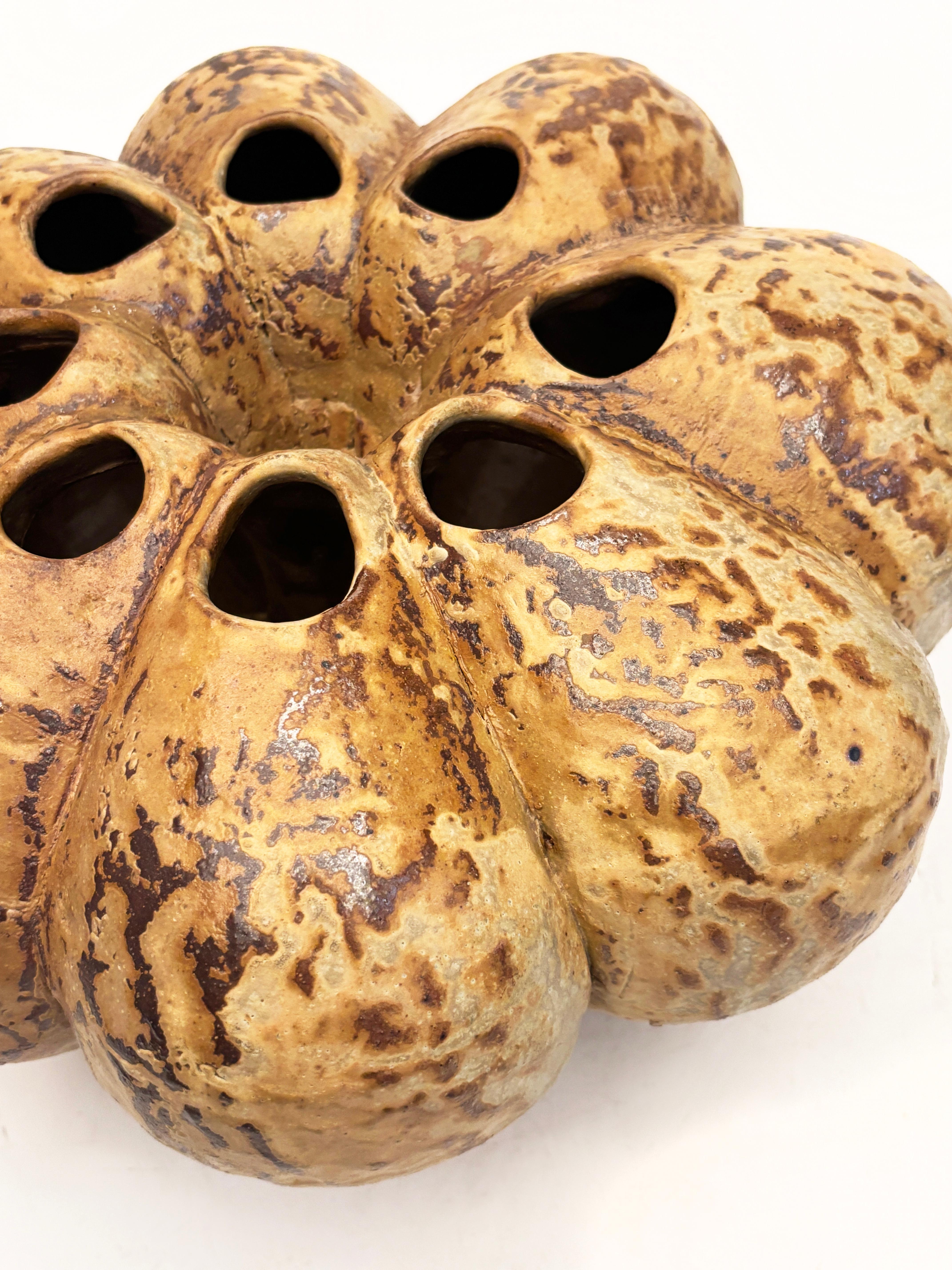 Vase moderne organique en frêne émaillé et cuit au feu de bois par Imes Gallery en vente 1