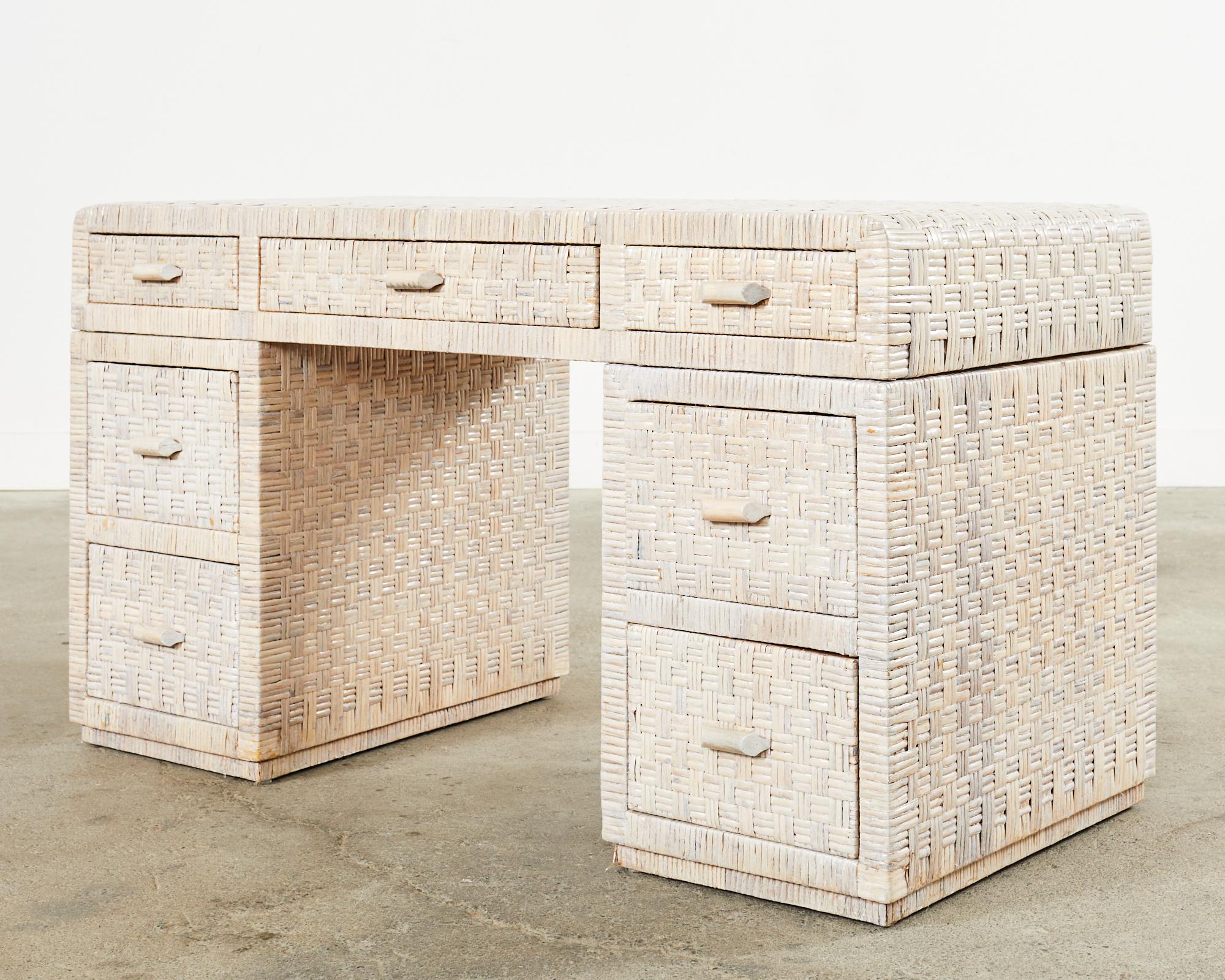 Organic Modern Basket Weave Cerused Wicker Kneehole Pedestal Desk (Organische Moderne) im Angebot