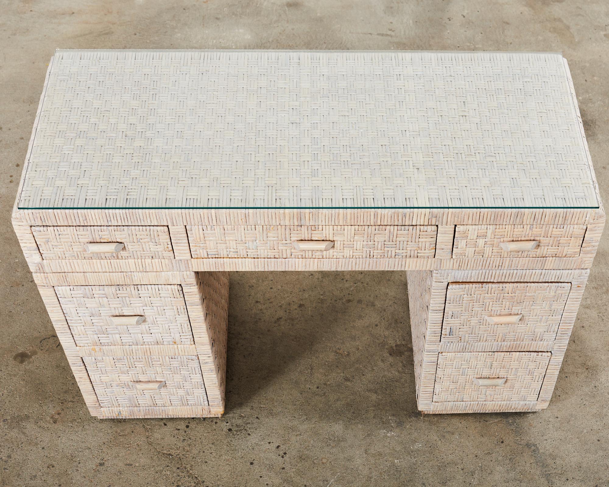 Organic Modern Basket Weave Cerused Wicker Kneehole Pedestal Desk (Handgefertigt) im Angebot