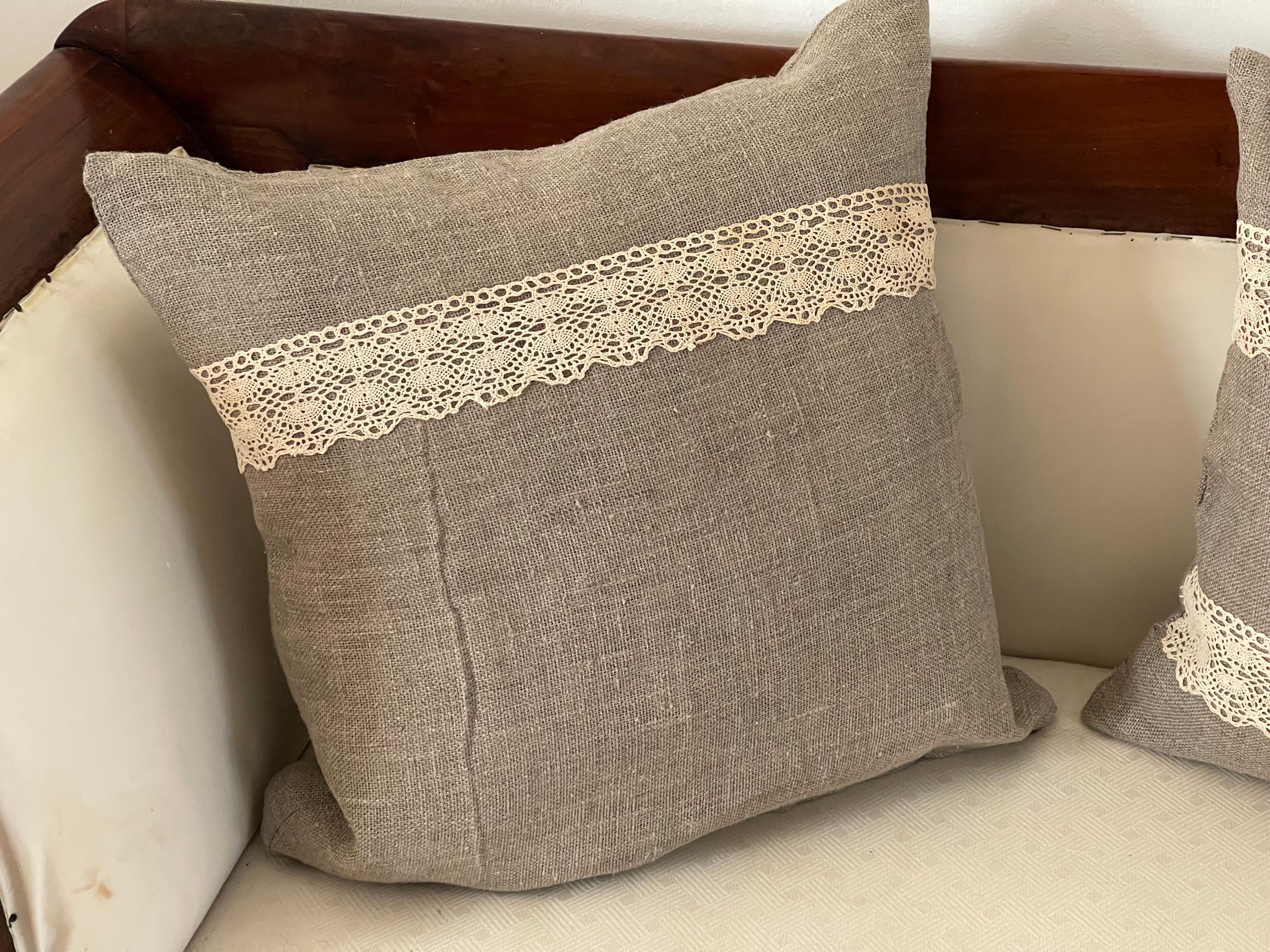 Cuscino rustico organico moderno in lino biologico belga fatto a mano. Fibre naturali di lino e ortica intrecciate  e non tinti, di colore naturale. Decorato con antico pizzo belga. Inserto in piuma d'oca.