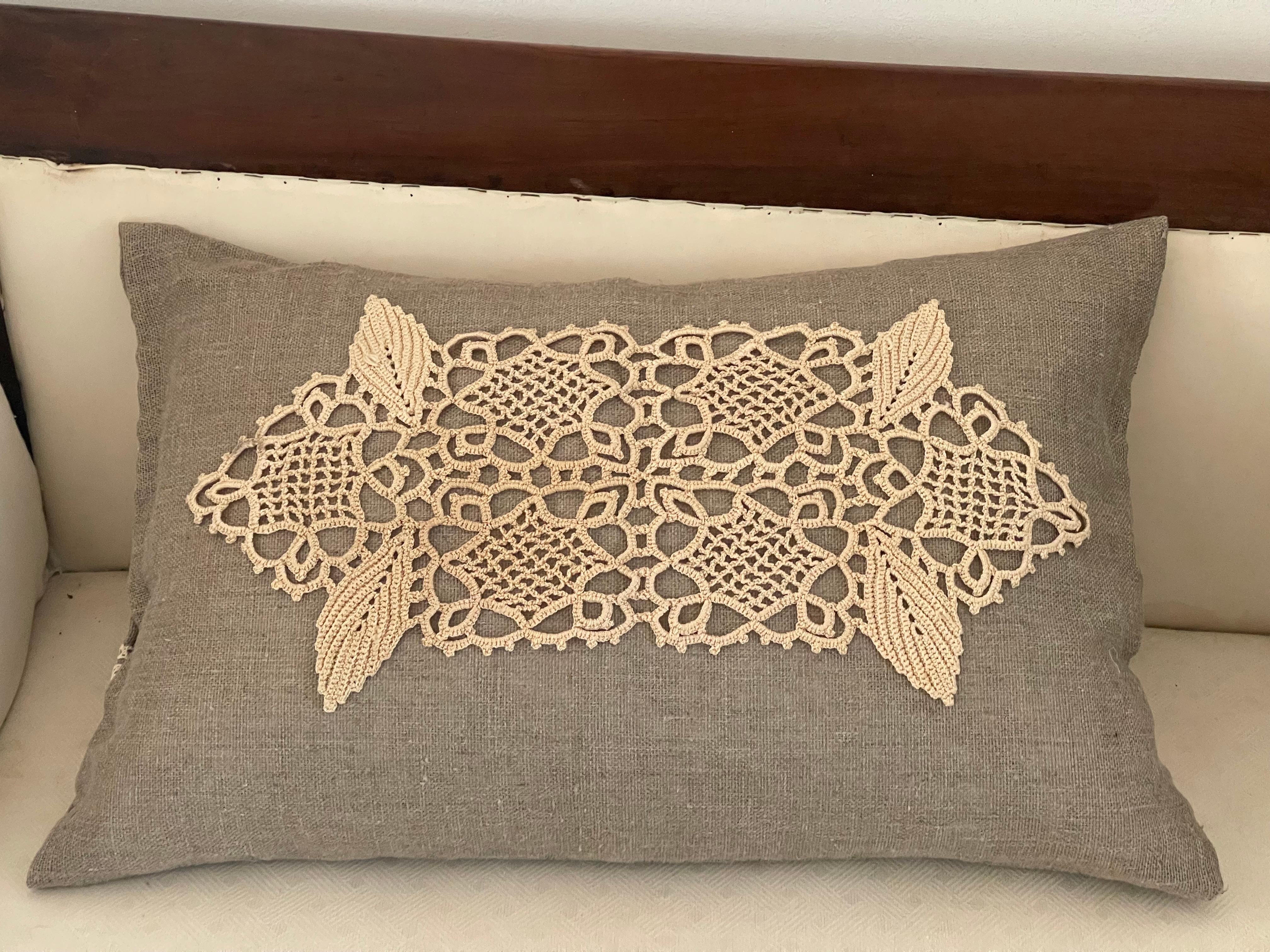 Cuscino fatto a mano in lino belga Bowen con fibre di lino e ortica, decorato con un macramè vintage. Inserto in piuma d'oca.