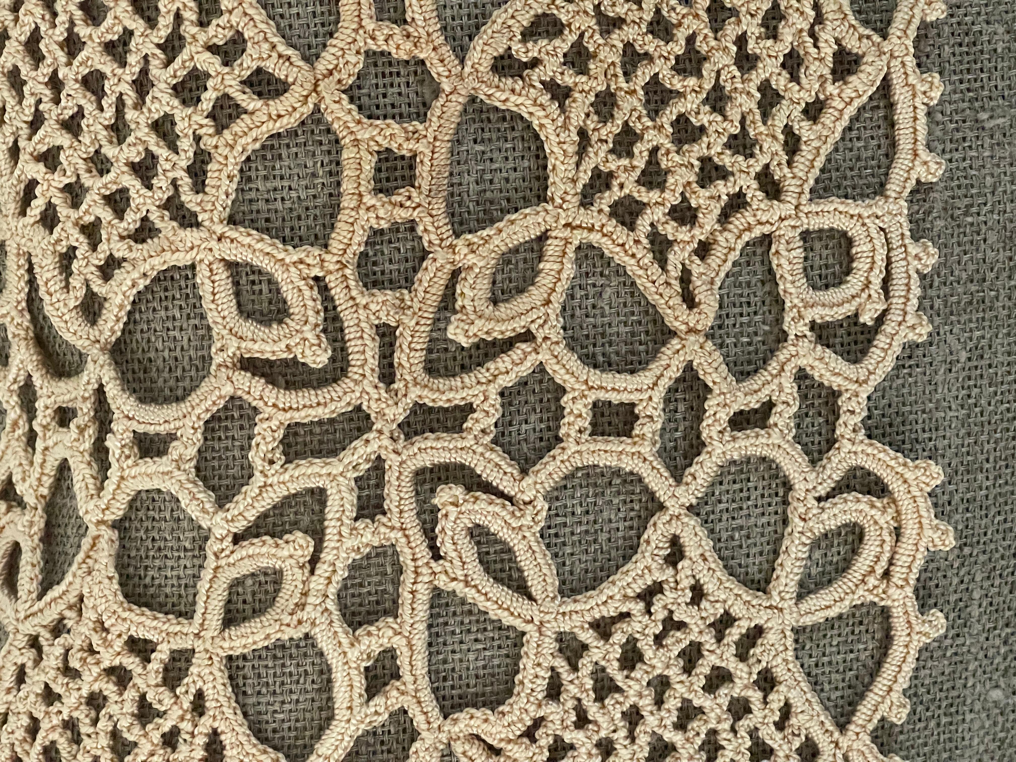 Tessile Cuscino moderno biologico in lino belga con macramè in vendita
