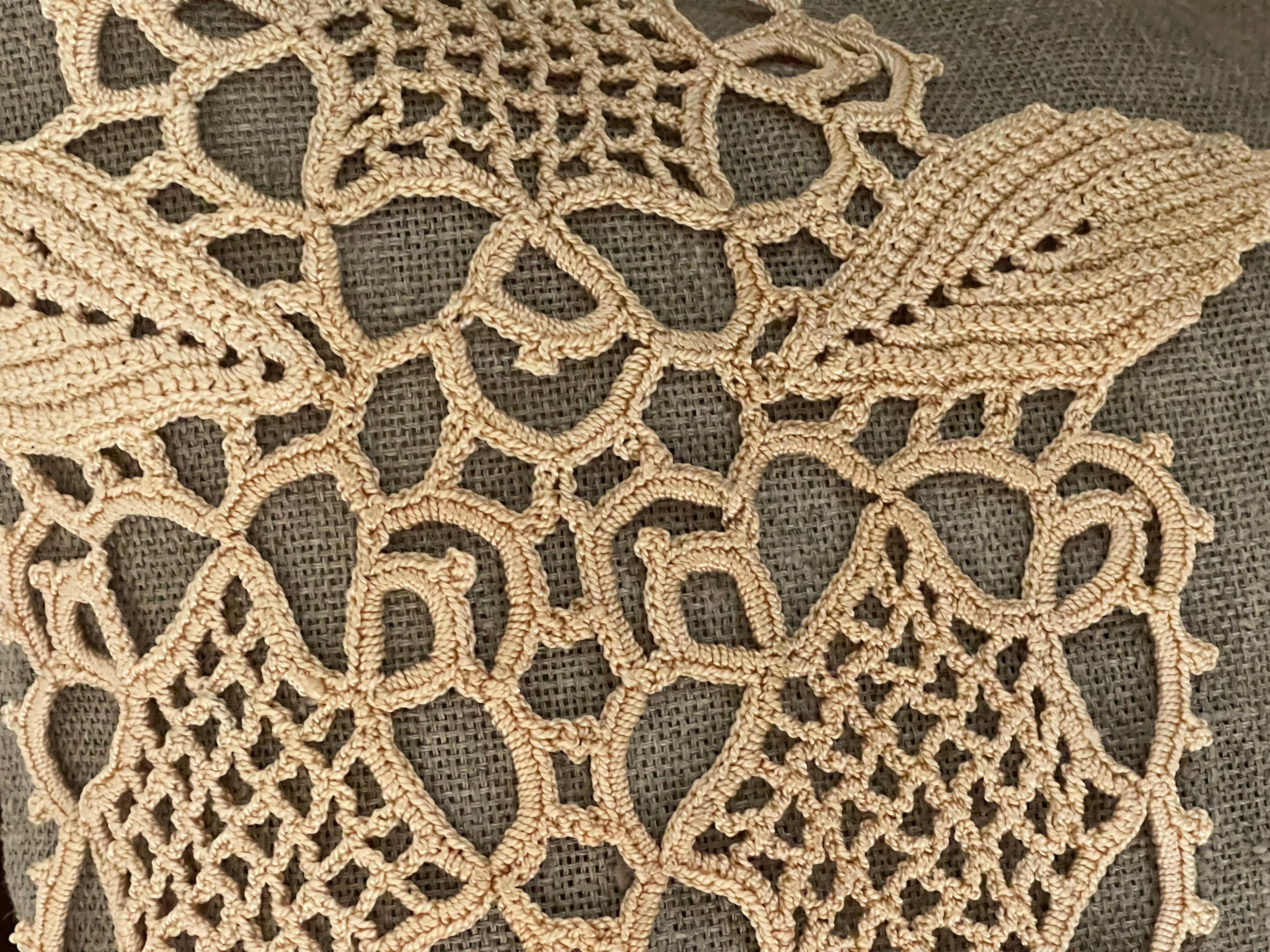 Cuscino moderno biologico in lino belga con macramè in vendita 1