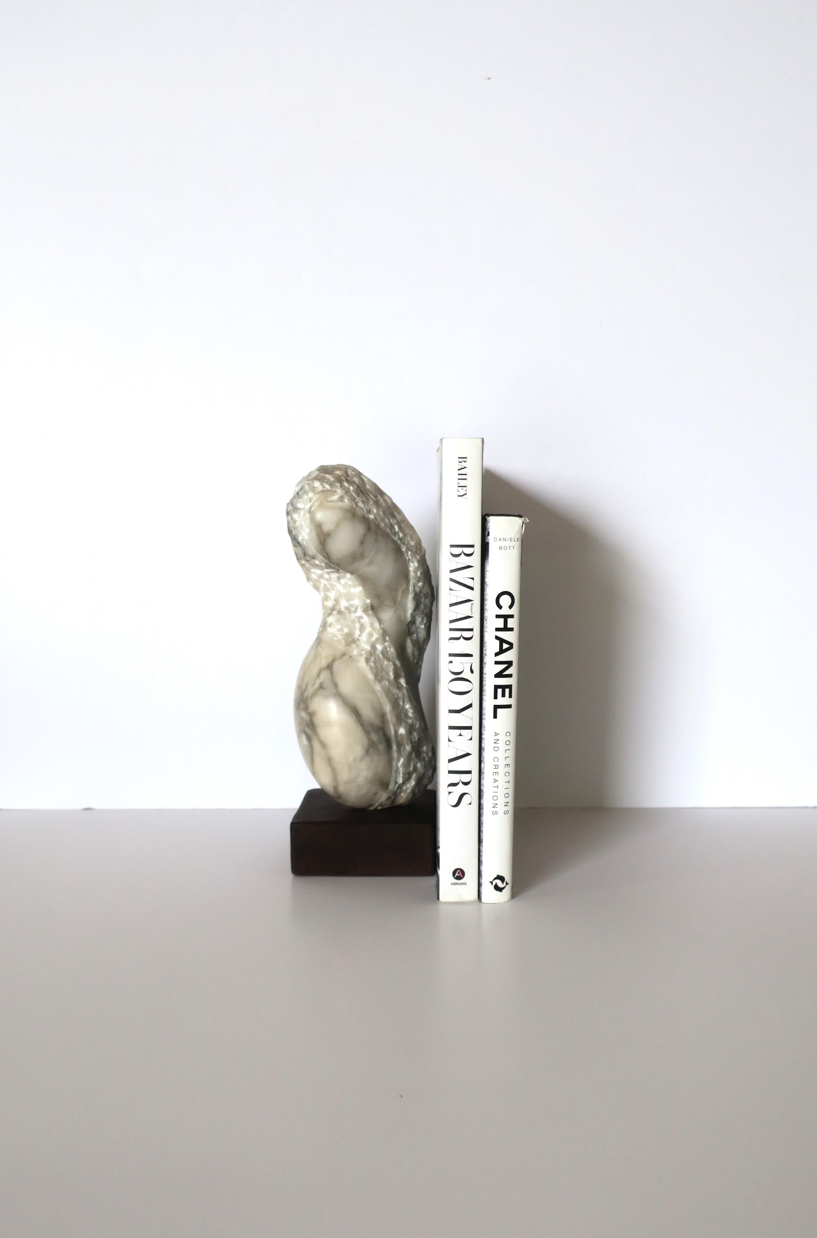 Sculpture organique moderne en marbre d'albâtre en vente 2