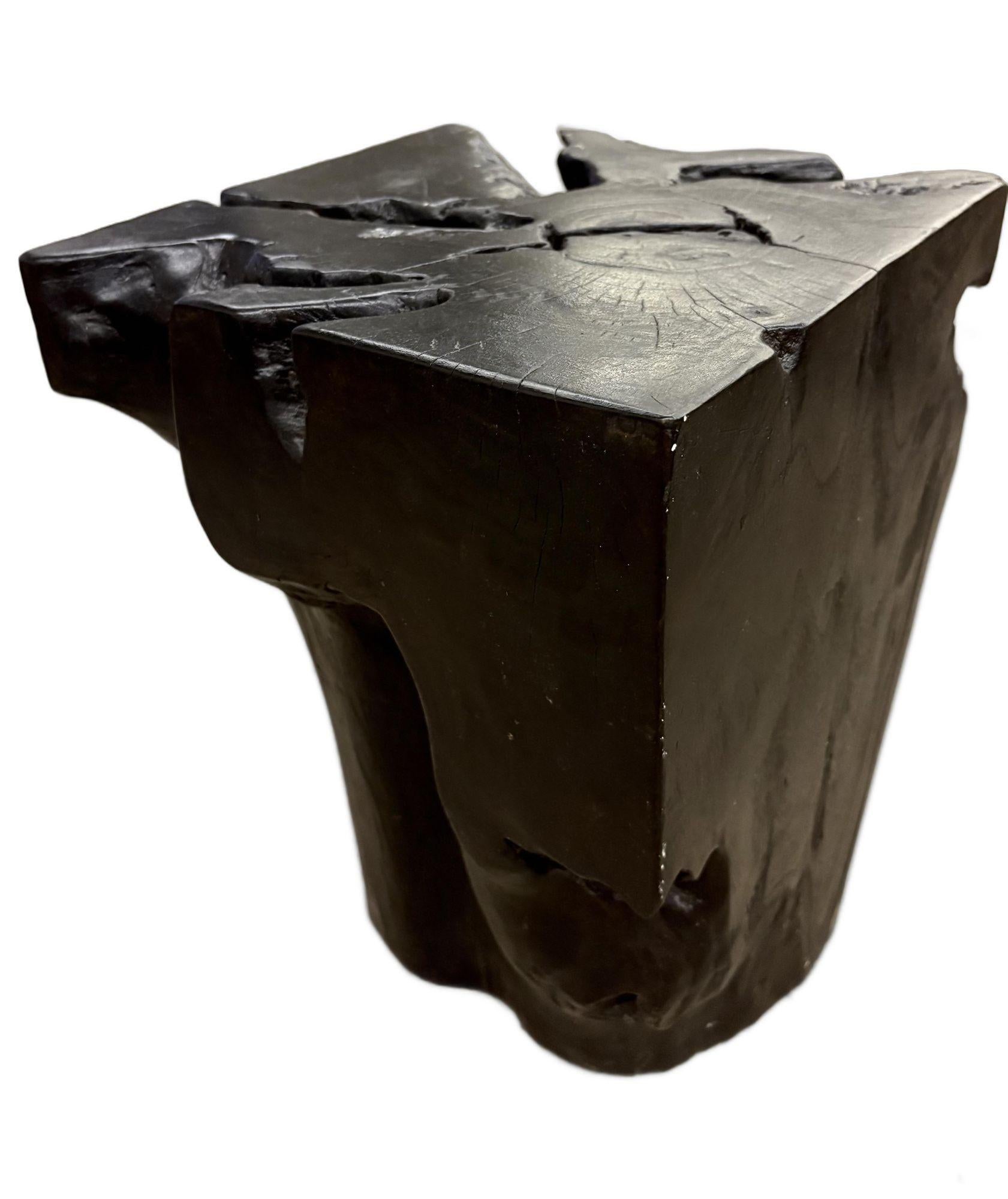 Organique Table d'appoint/tabouret en bois de teck noir Organic Modern, IDN 2025 en vente