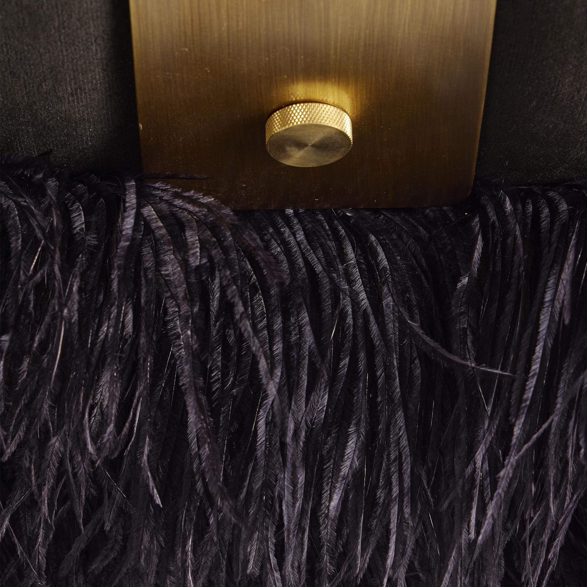 Sedia da salotto moderna organica in velluto nero e ottone con finiture in piume di struzzo In condizioni Nuovo in vendita a Bothas Hill, KZN