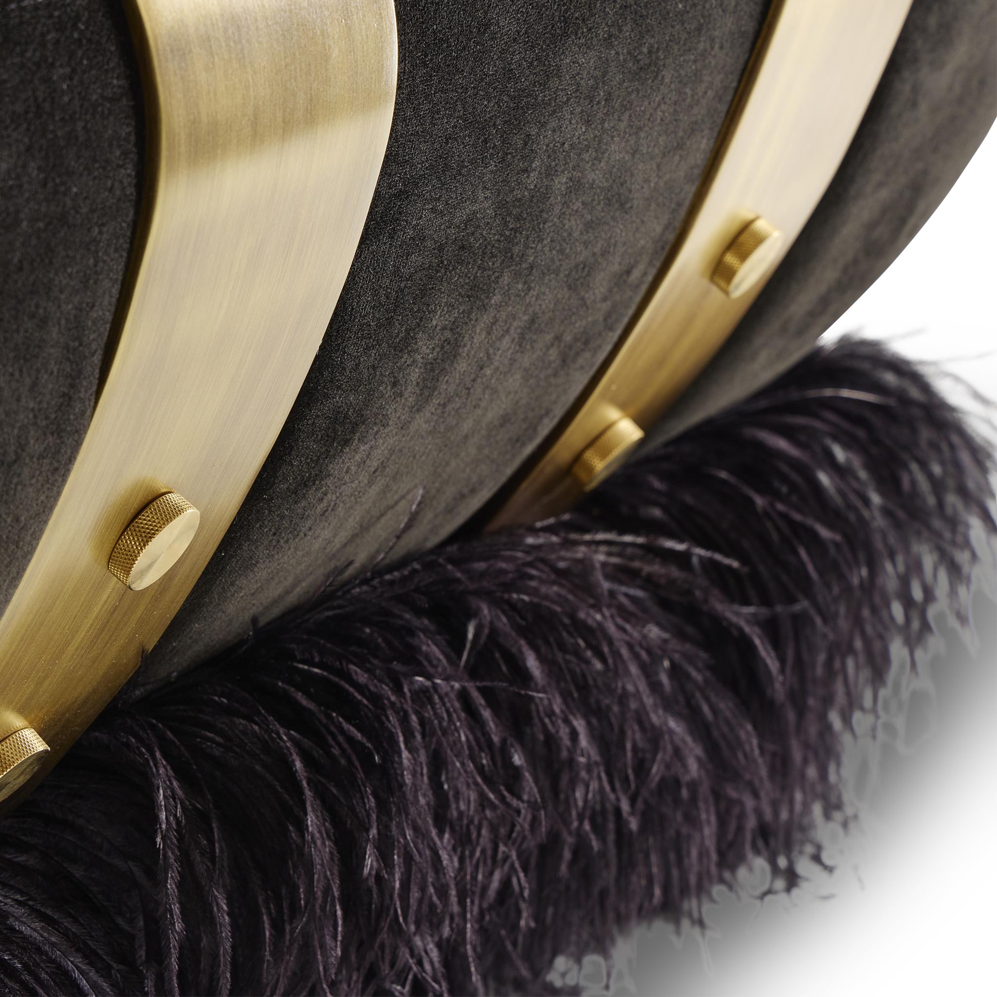 Ottone Sedia da salotto moderna organica in velluto nero e ottone con finiture in piume di struzzo in vendita