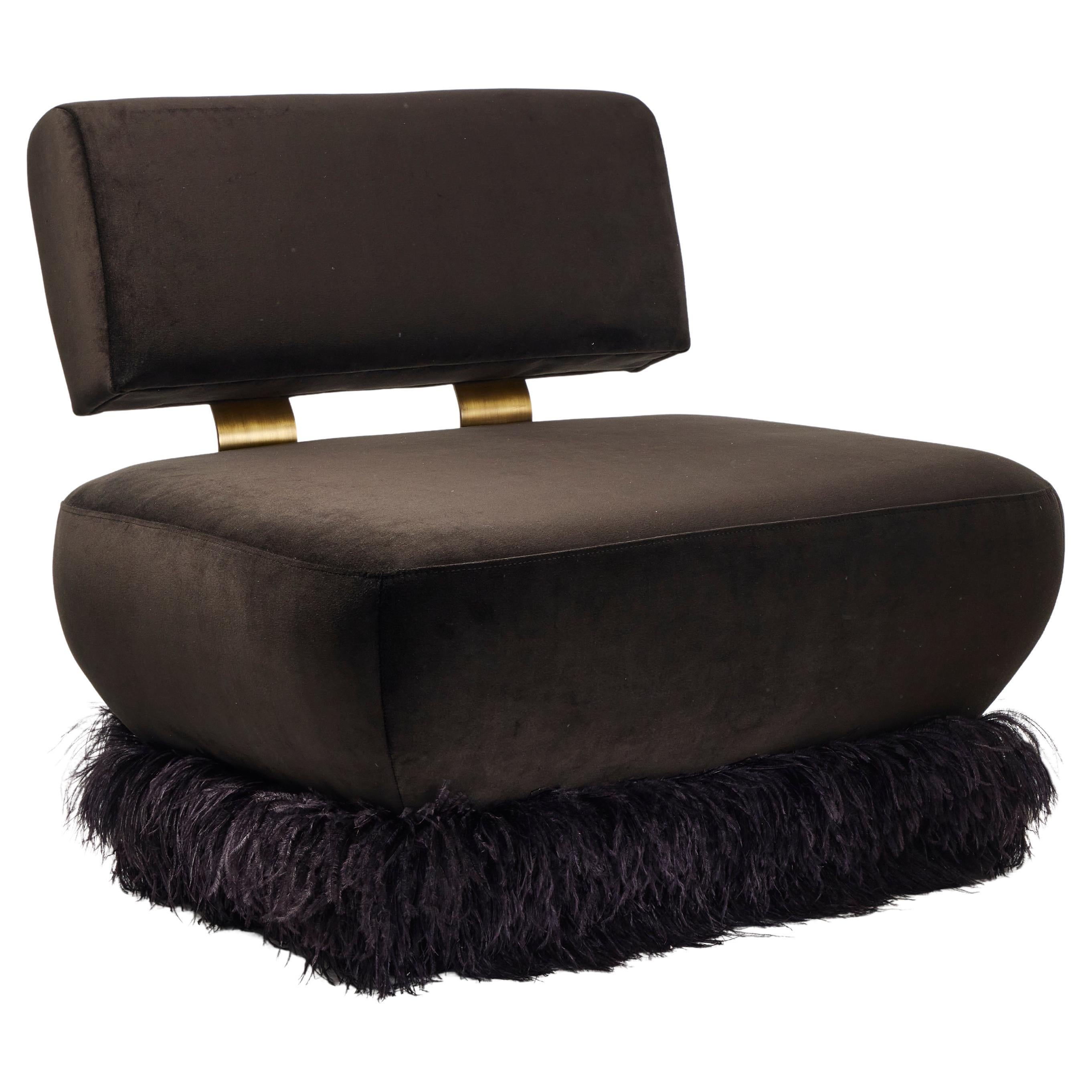 Moderner organischer Loungesessel aus schwarzem Samt und Messing mit Straußenfedernbesatz