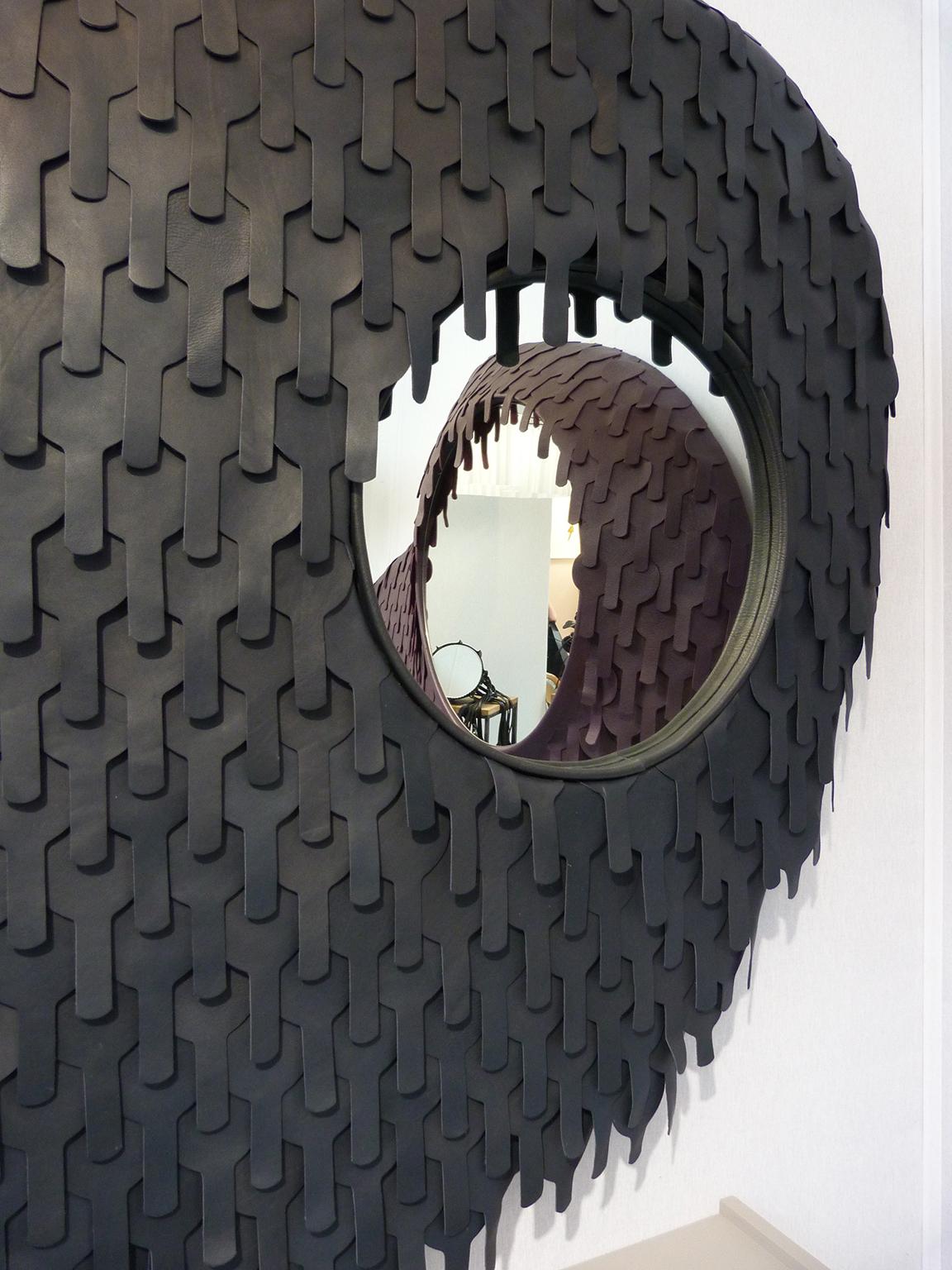 Organique Miroir d'artiste en cuir moderne bio noir, France, 2023 en vente