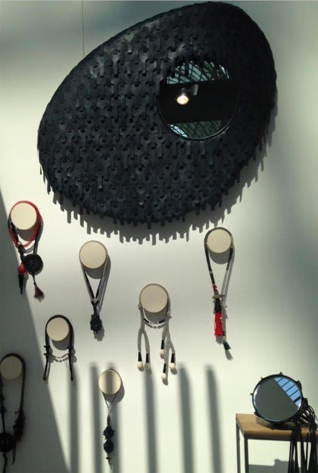 Appliqué Miroir d'artiste en cuir moderne bio noir, France, 2023 en vente