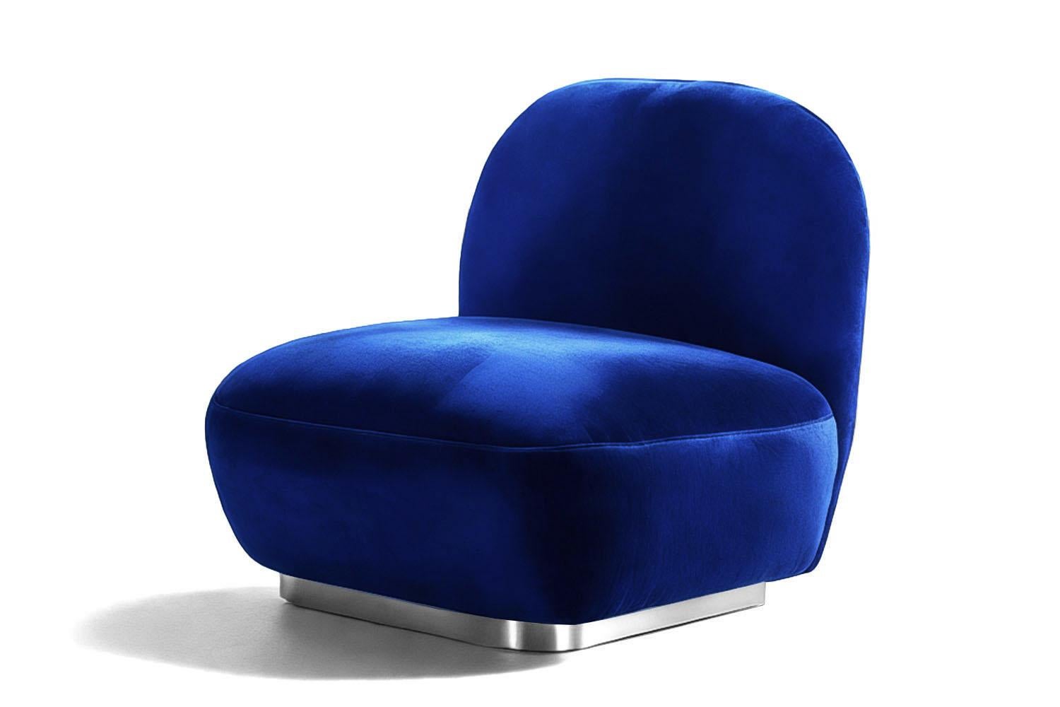 Der Susurro Accent Chair ist ein ruhiger, kraftvoller Stuhl, der zur Selbstbeobachtung einlädt. Der Name bedeutet 
