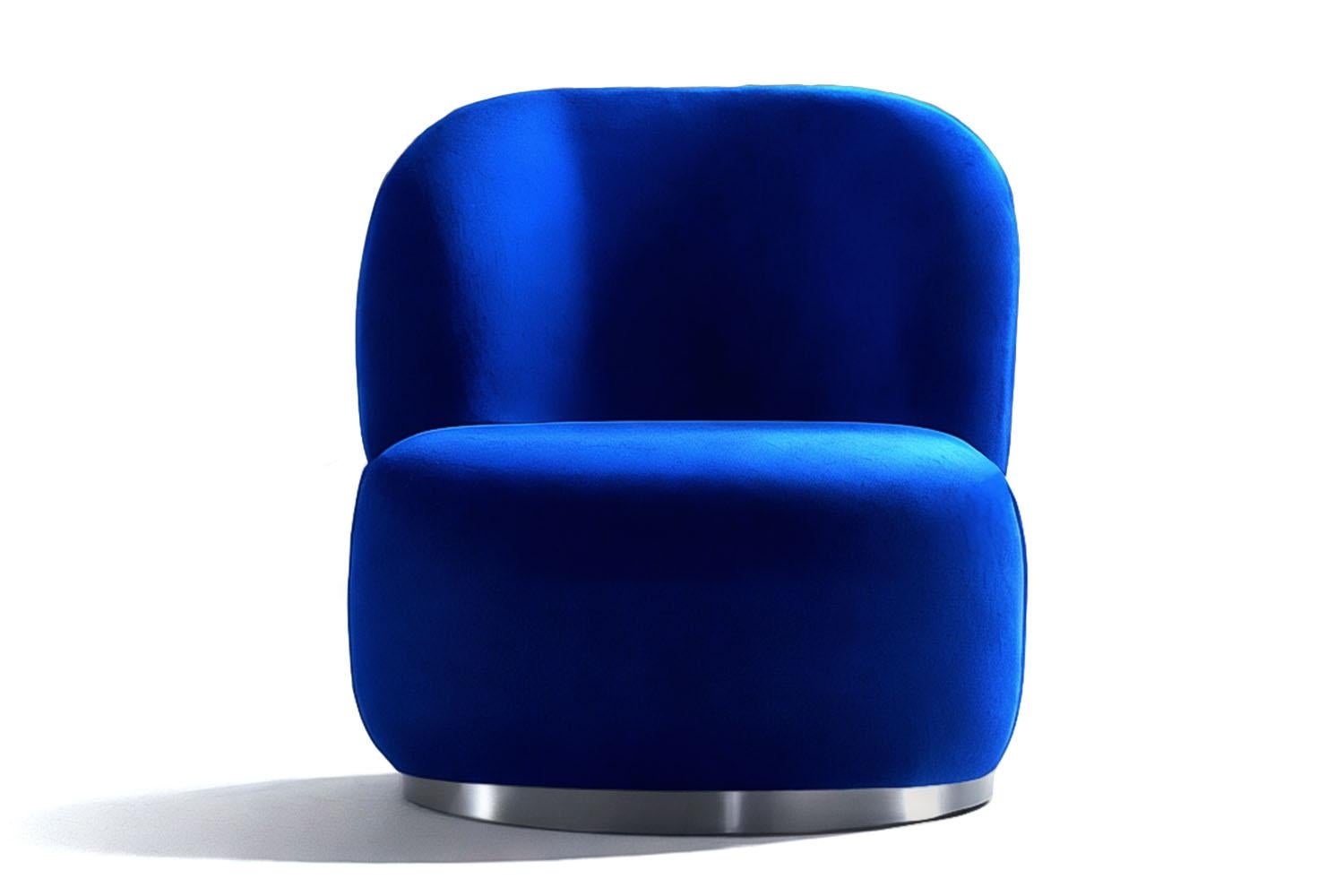 Moderner organischer Akzentstuhl Susurro aus blauem Samt (Organische Moderne) im Angebot