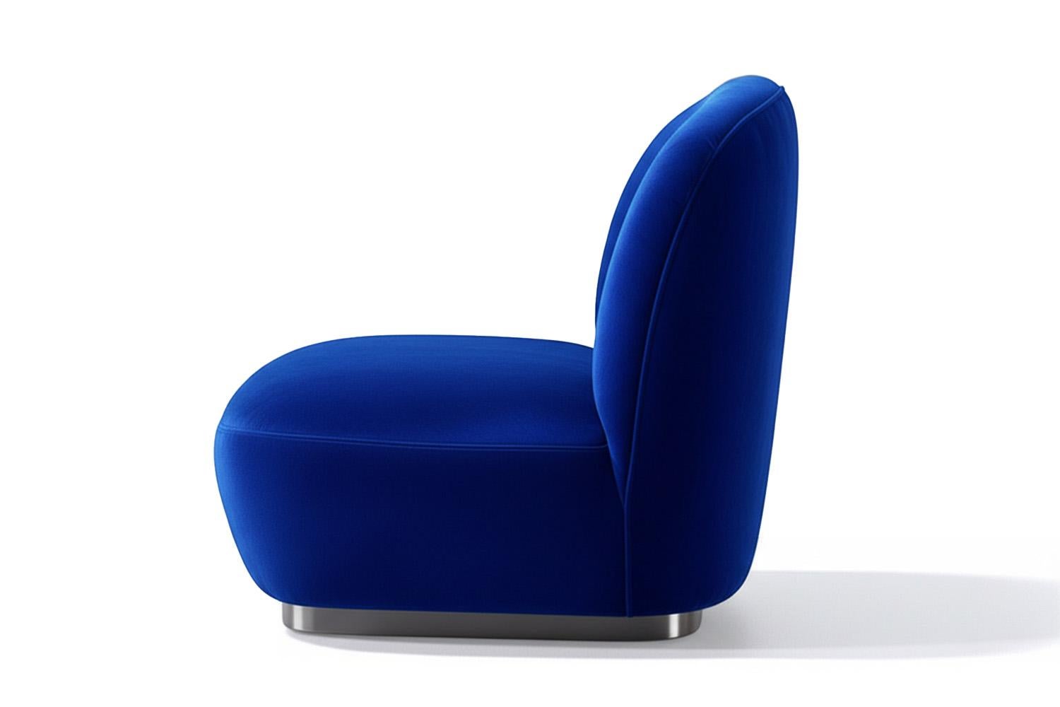 Moderner organischer Akzentstuhl Susurro aus blauem Samt (Organische Moderne) im Angebot