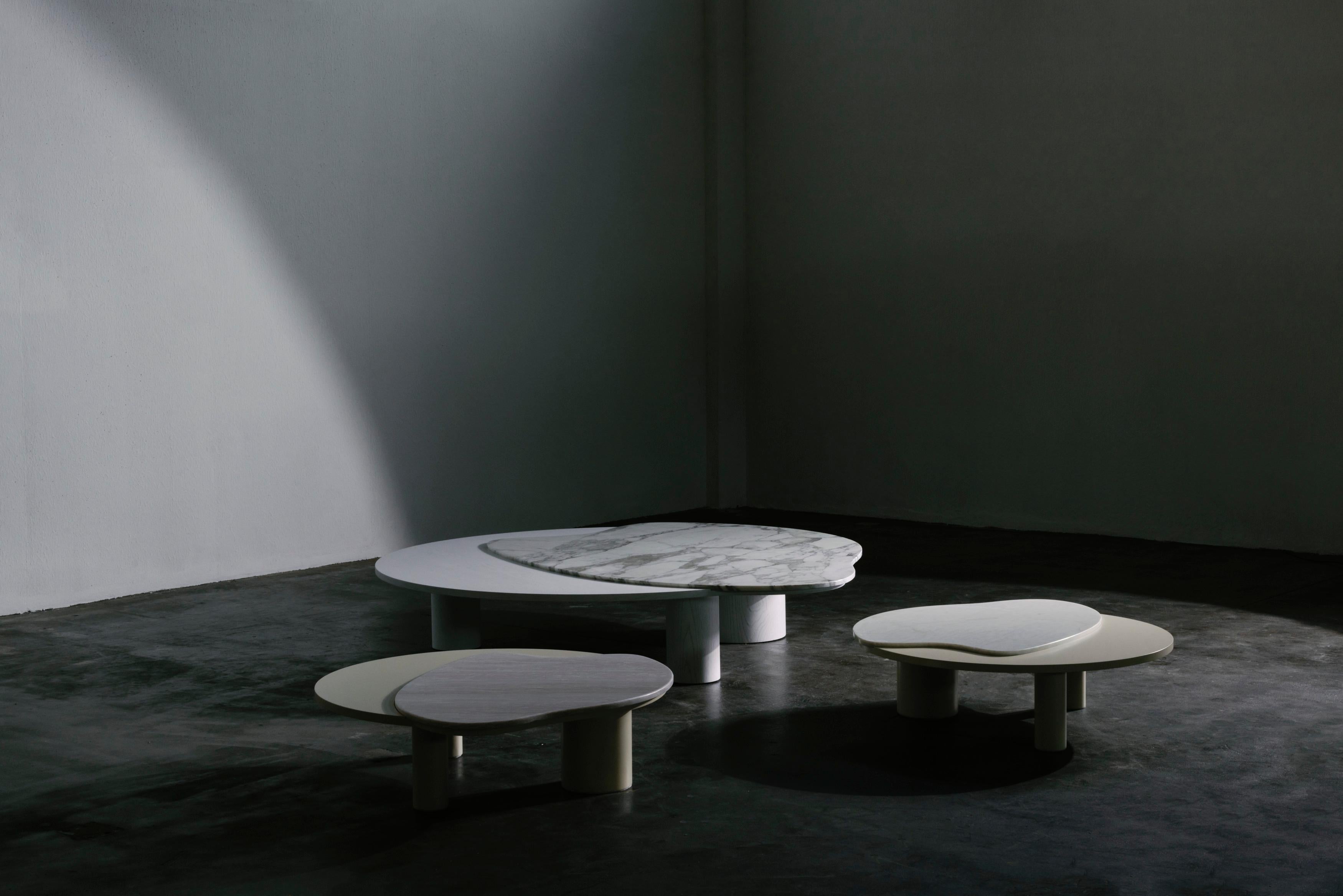 Mesa de centro orgánica moderna Bordeira, mármol, hecha a mano en Portugal by Greenapple en venta 9