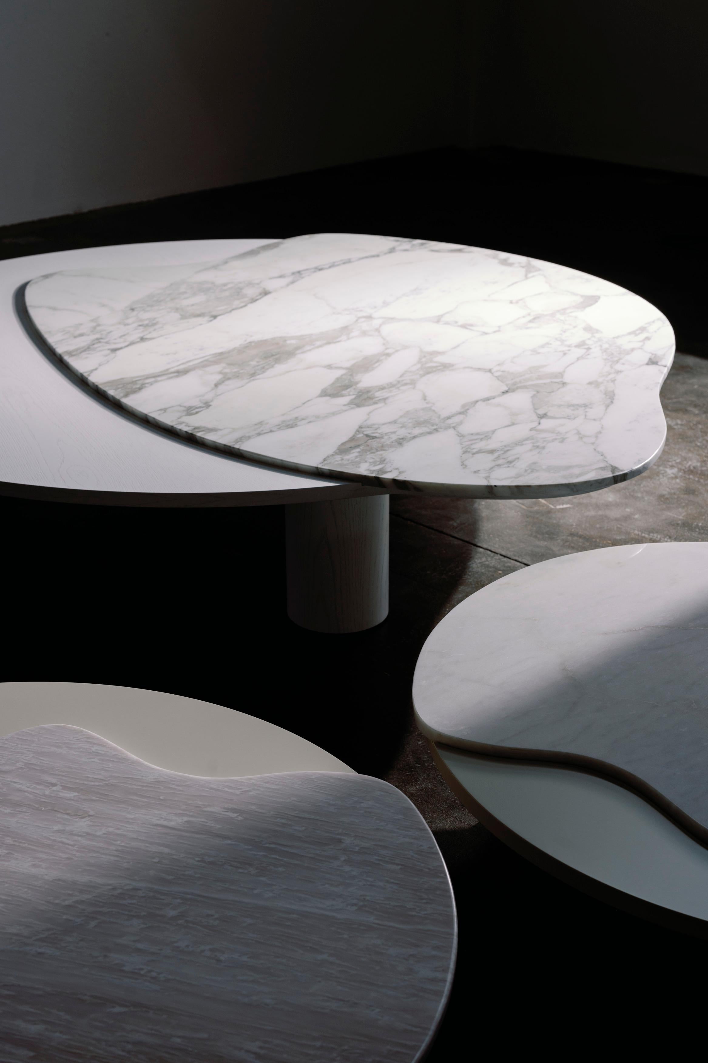 Mesa de centro orgánica moderna Bordeira, mármol, hecha a mano en Portugal by Greenapple en venta 10