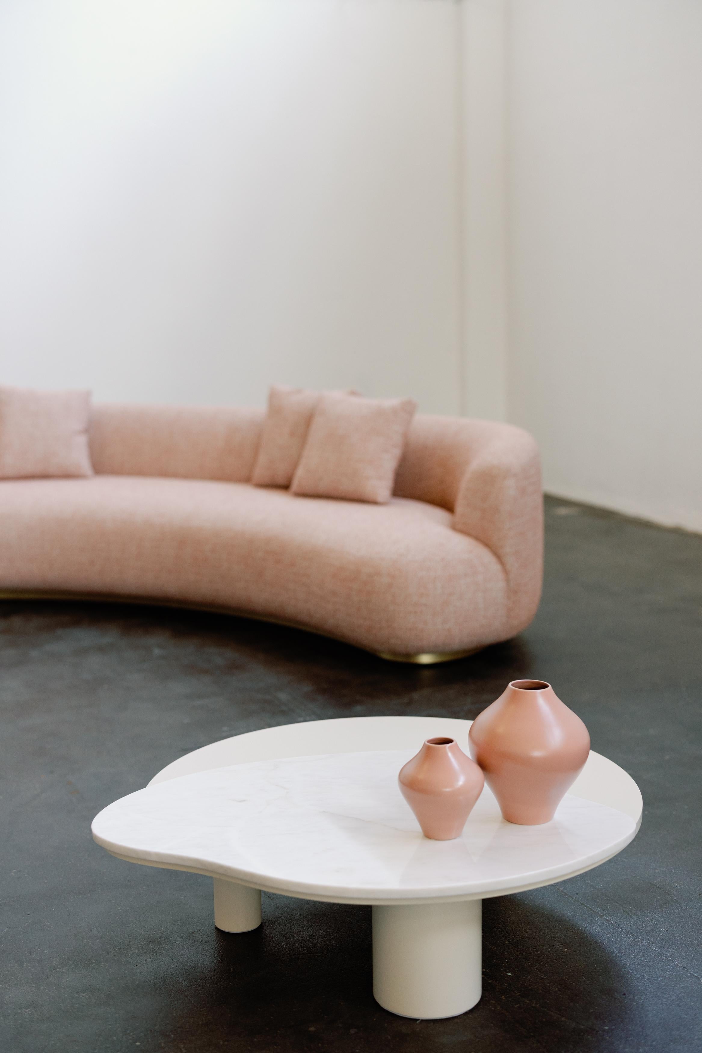 Mesa de centro orgánica moderna Bordeira, mármol, hecha a mano en Portugal by Greenapple Moderno en venta