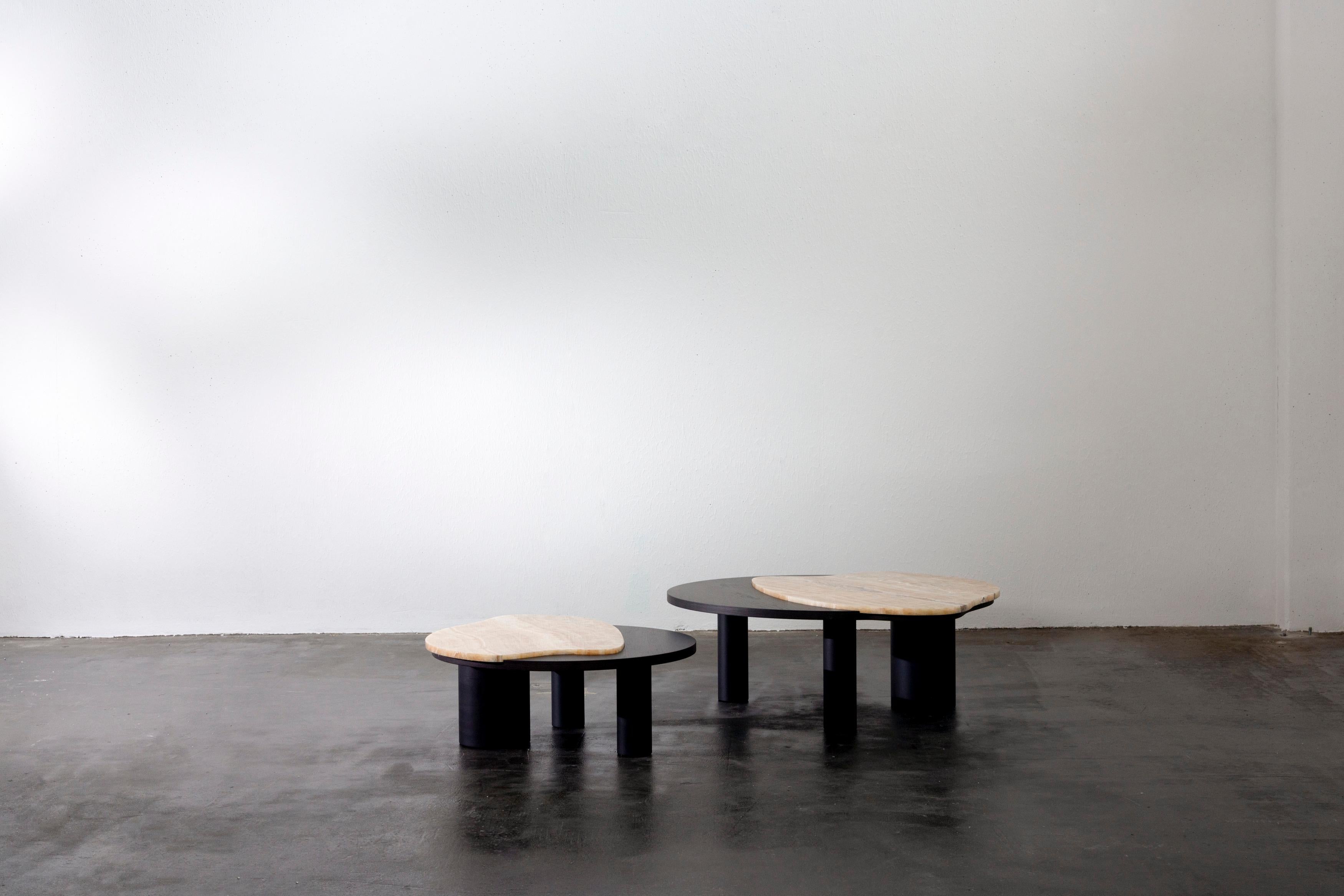 Mesa de centro Bordeira, Colección Contemporánea, Hecha a mano en Portugal - Europa by Greenapple.

Diseñada por Rute Martins para la Colección Contemporánea, la mesa de centro moderna Bordeira fue concebida para añadir la esencia de la naturaleza