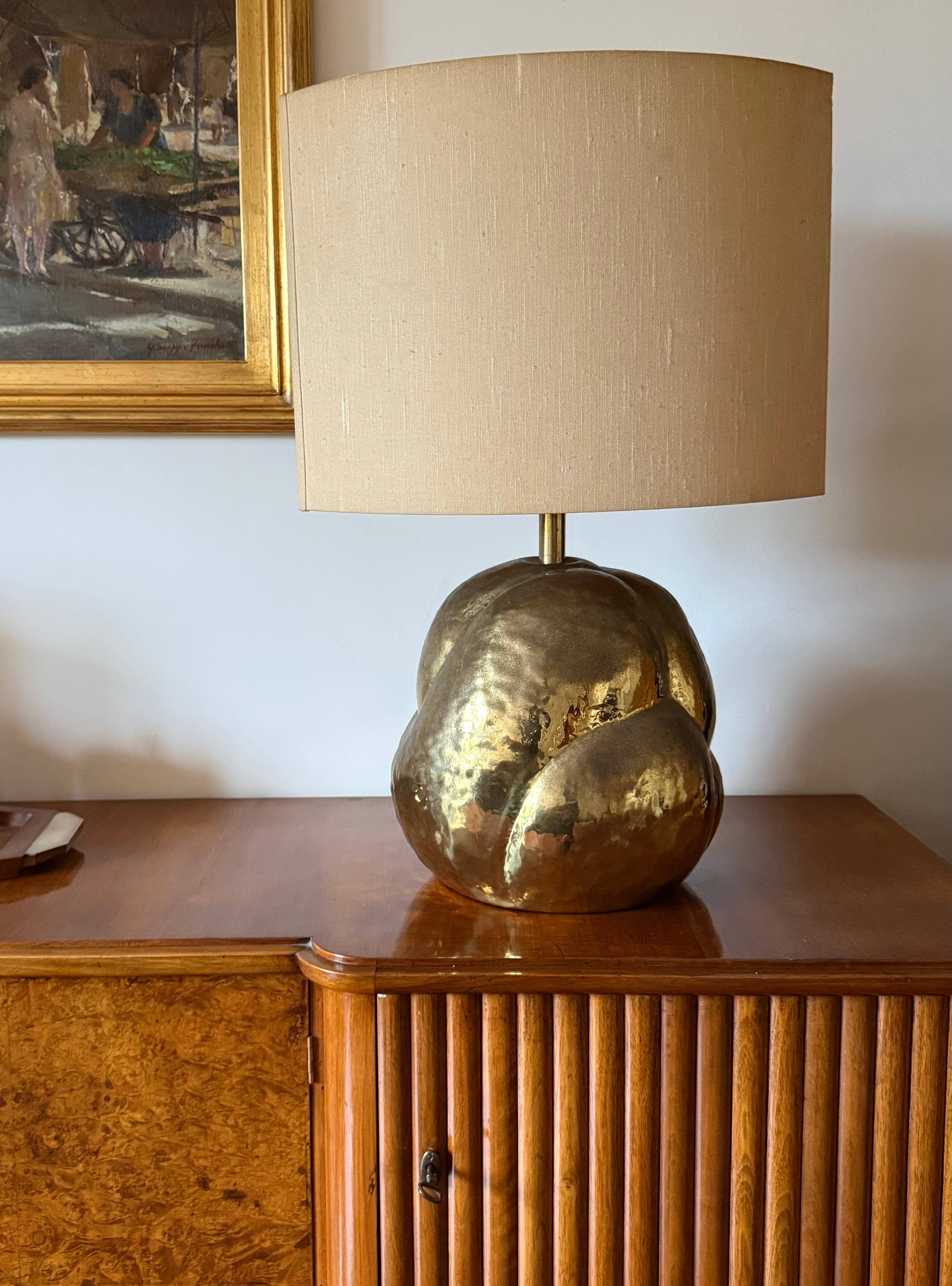 Hollywood regency important brass table Lamp base

Tommaso Barbi, Italy 1970s

Hand crafted brass

Fabric shade not included.

 Without lampshade: H 46 × 35 cm diam.

Conditions: excellent consistent with age and use. Wonderful patina