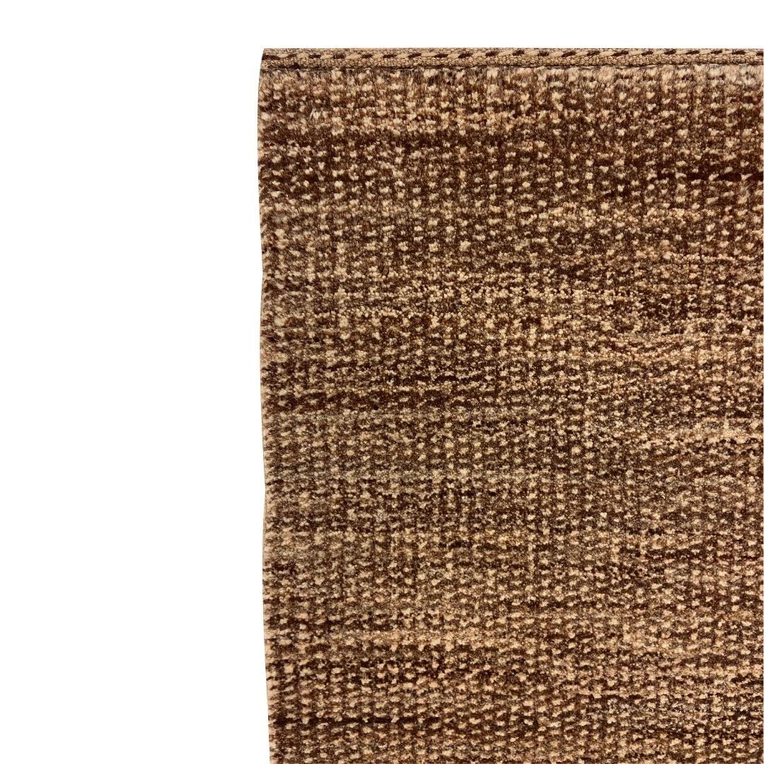 Dieser moderne Perserteppich aus organischer Wolle in Braun und Creme hat eine Größe von 2' x 3' und zeigt ein angenehmes und harmonisches Muster. Die verschiedenen neutralen Erdtöne, die in diesem handgeknüpften Akzentstück verwendet werden, gehen