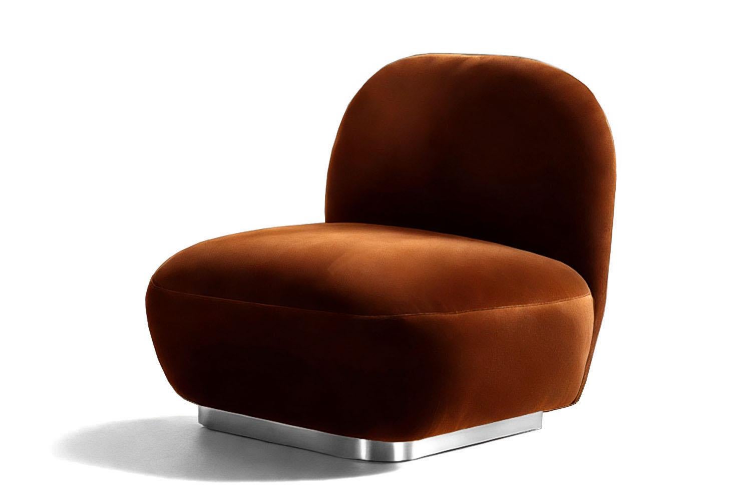 Der Susurro Accent Chair ist ein ruhiger, kraftvoller Stuhl, der zur Selbstbeobachtung einlädt. Der Name bedeutet 