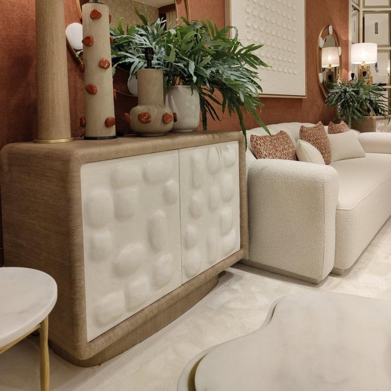 Armoire moderne organique en noyer et plâtre appliqué à la main par José Castro Neuf - En vente à NEW YORK, NY