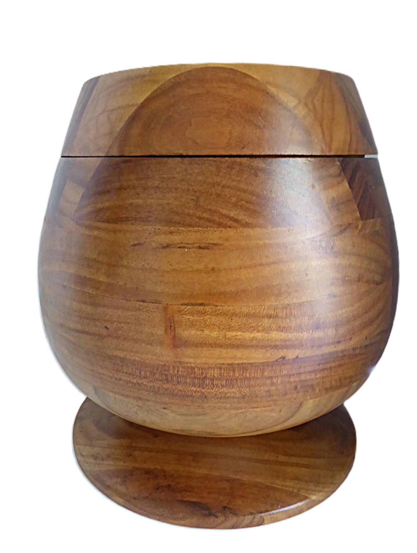 Straordinaria bellezza del XX secolo, Daniel Loomis Valenza ha disegnato questo sinuoso secchiello per il ghiaccio in legno massiccio di noce, pesantemente intagliato, che fa parte della Collection's Cadejo. Splendida forma intagliata e scolpita con