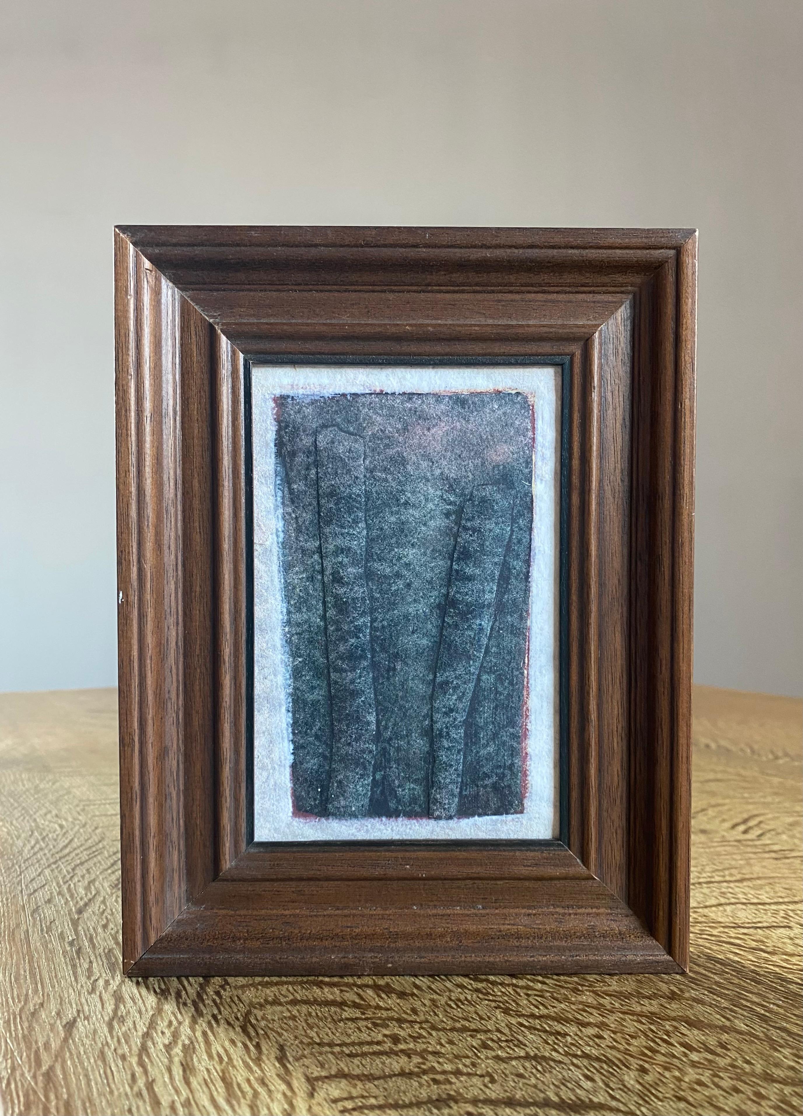 Relieve minimalista de papel fundido presentado en un marco de madera dimensional vintage de los años 60. La obra tiene una presencia silenciosamente escultórica; su superficie está suavemente modulada para captar la luz y la sombra con sutiles