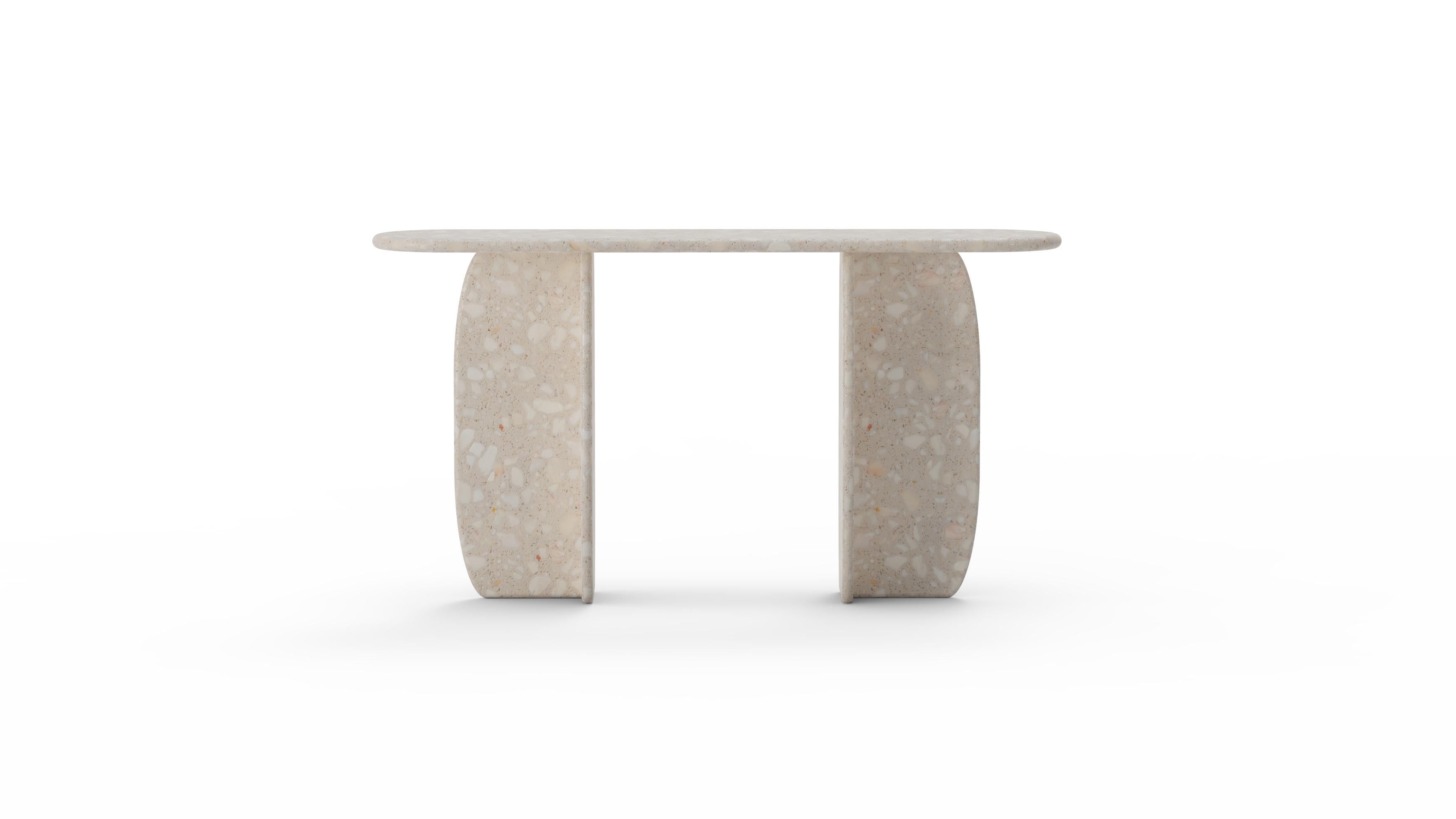 La console Catus est unique dans sa conception avec une inspiration Organic Modern.
La pierre naturelle est irremplaçable dans son individualité, c'est pourquoi chaque table Catus est unique, mettant en valeur les veines naturelles, les textures et