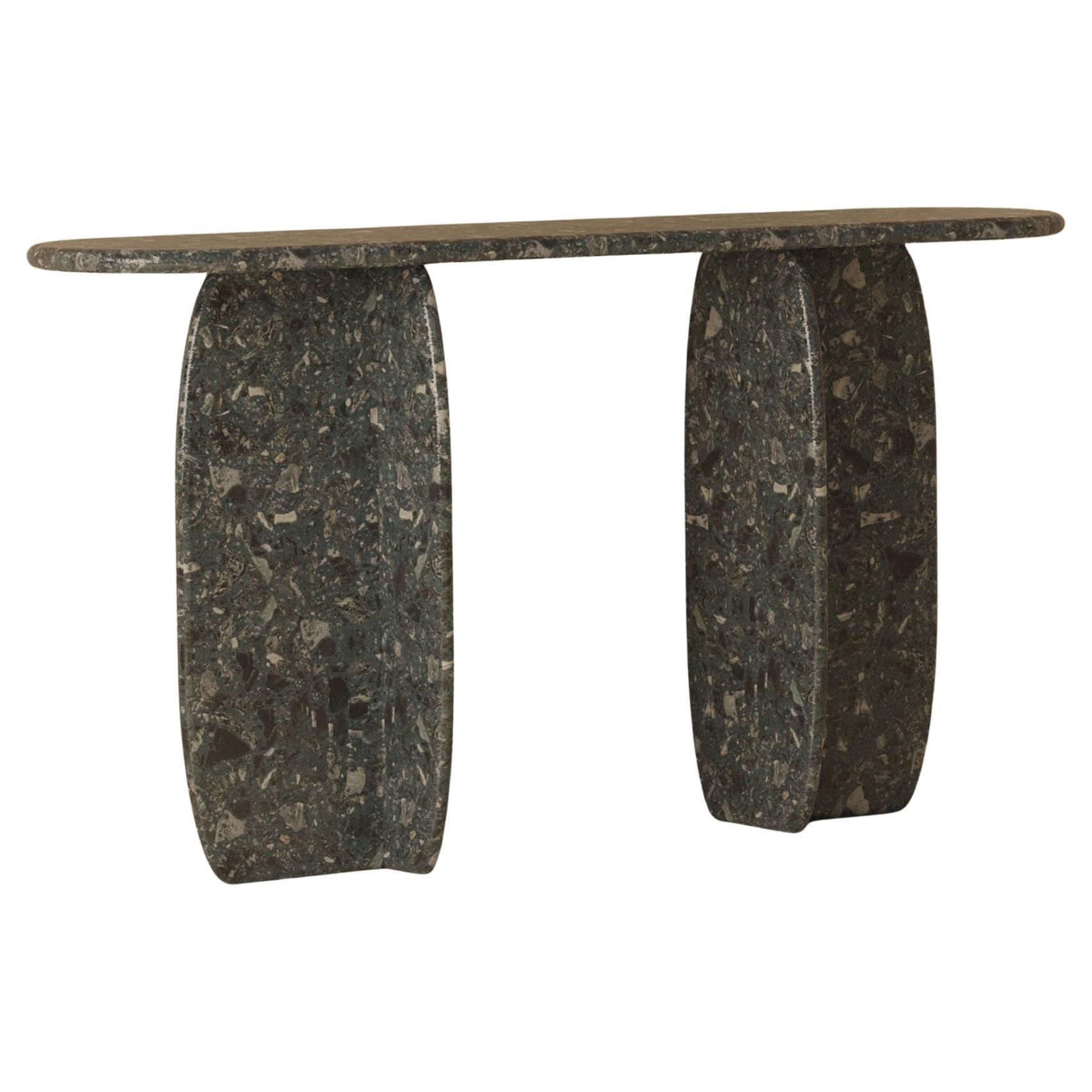 La console Catus est unique dans sa conception avec une inspiration Organic Modern.
La pierre naturelle est irremplaçable dans son individualité, c'est pourquoi chaque table Catus est unique, mettant en valeur les veines naturelles, les textures et