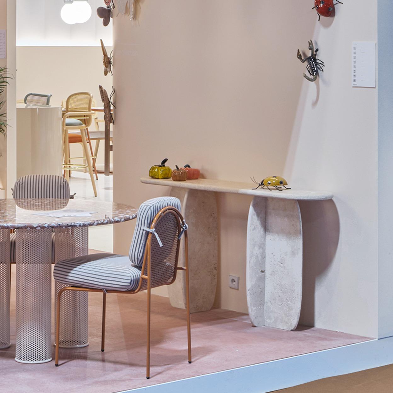 La console Catus est unique dans sa conception avec une inspiration Organic Modern.
La pierre naturelle est irremplaçable dans son individualité, c'est pourquoi chaque table Catus est unique, mettant en valeur les veines naturelles, les textures et