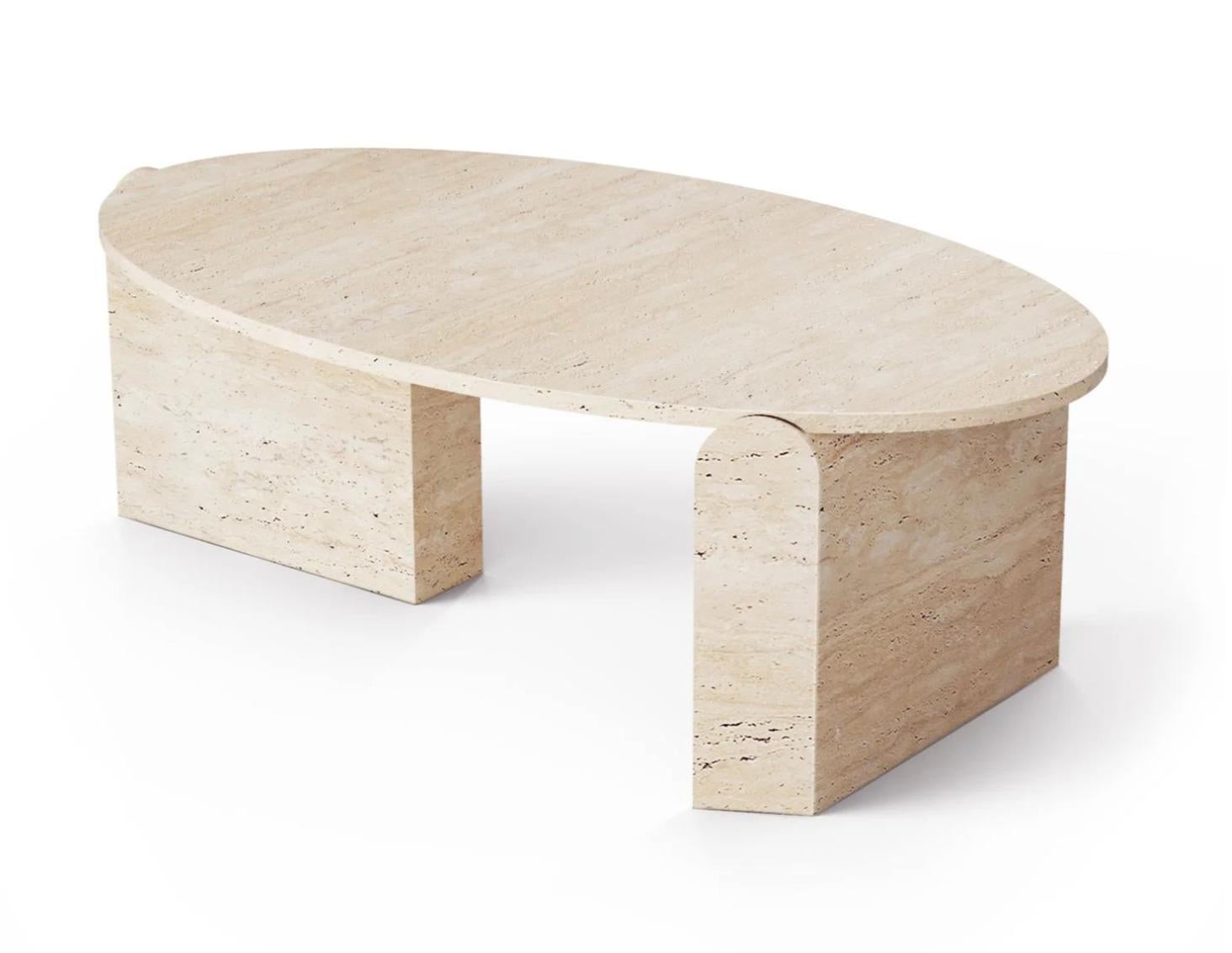 La table centrale ovale Jean est unique dans sa conception avec une inspiration Organic Modern. 
La pierre naturelle n'est pas reproductible dans son individualité, c'est pourquoi chaque table centrale Jean est unique, mettant en valeur les veines