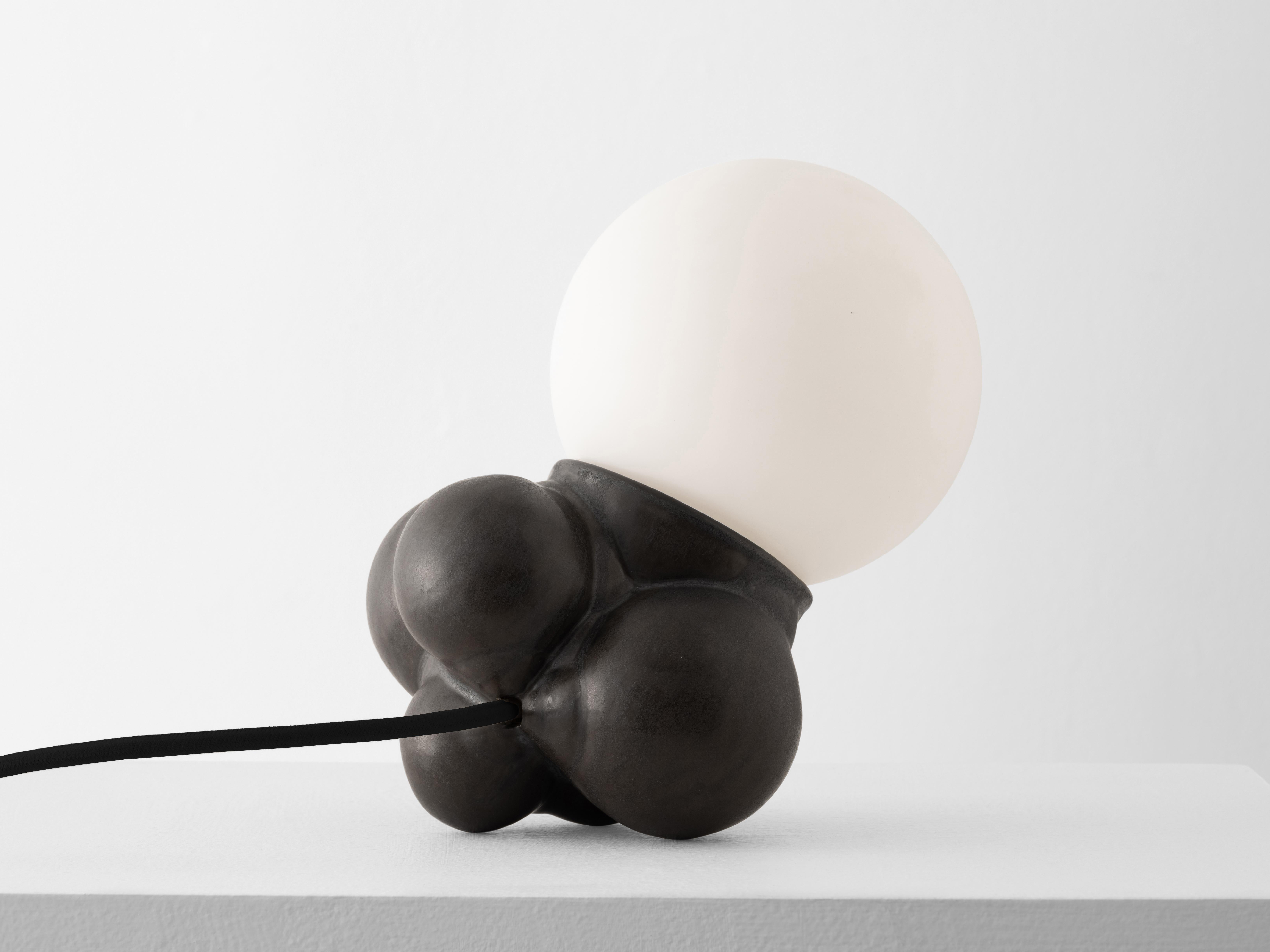 Lámpara Botrioidal de Cerámica Moderna Mini Negra by Forma Rosa Studio Estadounidense en venta
