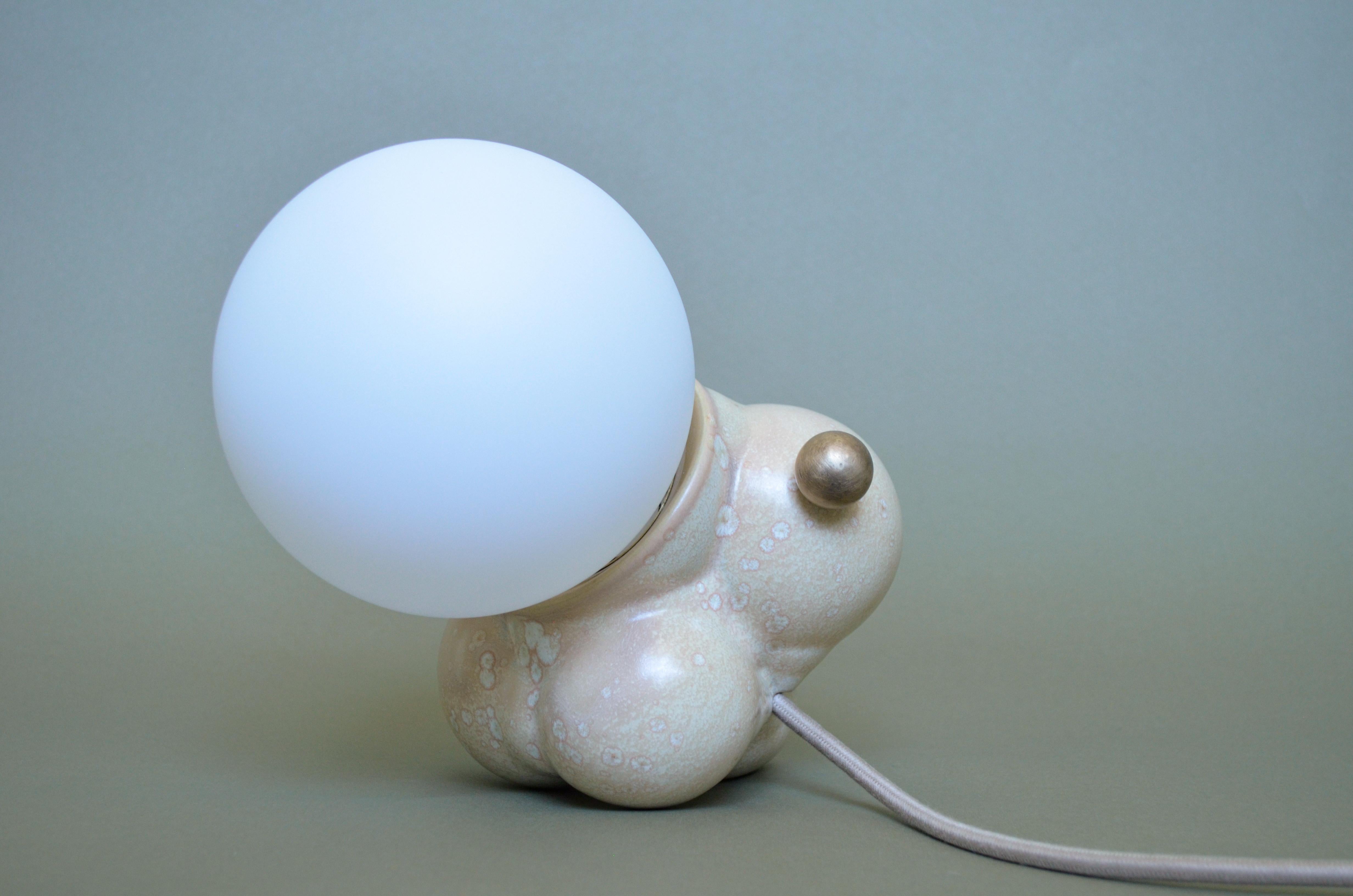 Unsere Bubbly Lamp Mini wird digital gezüchtet, um das fraktale Wachstum der botryoiden Kristalle in der Nature nachzuahmen. Handgefertigt von Kunsthandwerkern in Peru mit einzigartigen kundenspezifischen Glasuren, verfügt die Lampe über eine