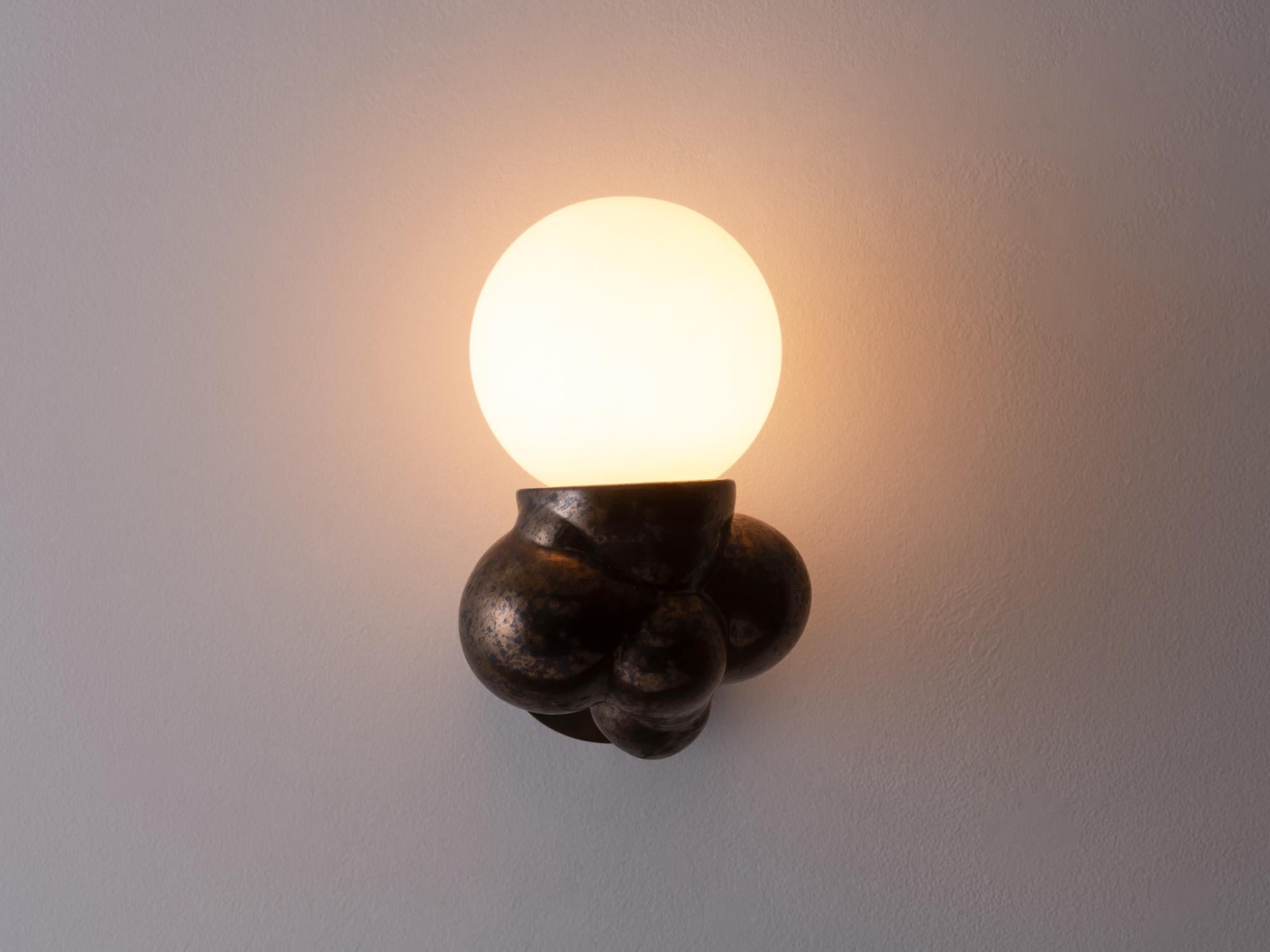 Fatto a mano Sconce moderne in ceramica organica a forma di bolla botryoidale in bronzo di Forma Rosa Studio in vendita