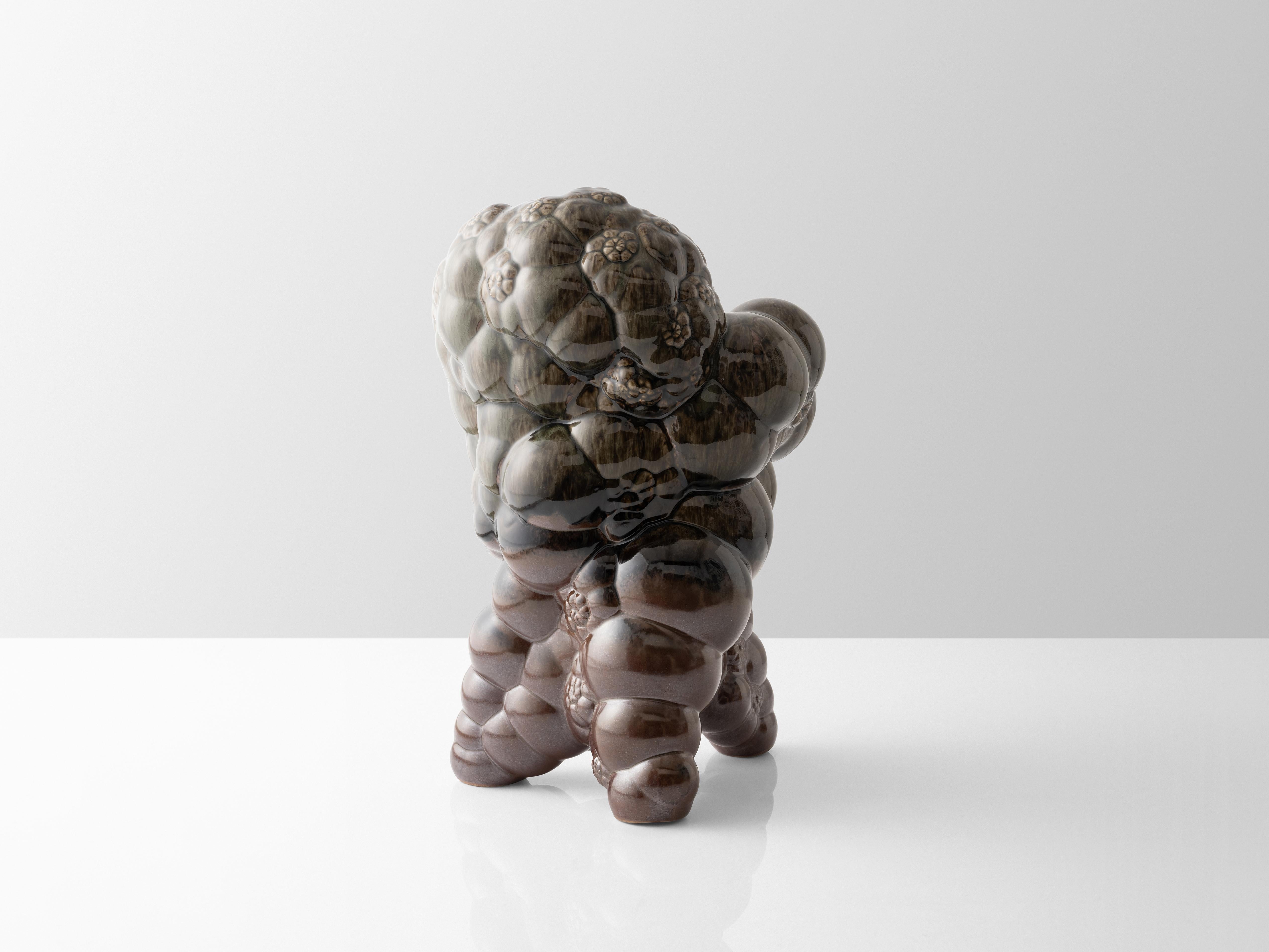 Este taburete de cerámica artesanal muestra un vidriado experimental que gotea y sigue su forma única. Su forma ha sido diseñada digitalmente por nuestro estudio para asemejarse a un crecimiento fractal como en la naturaleza, y después se ha