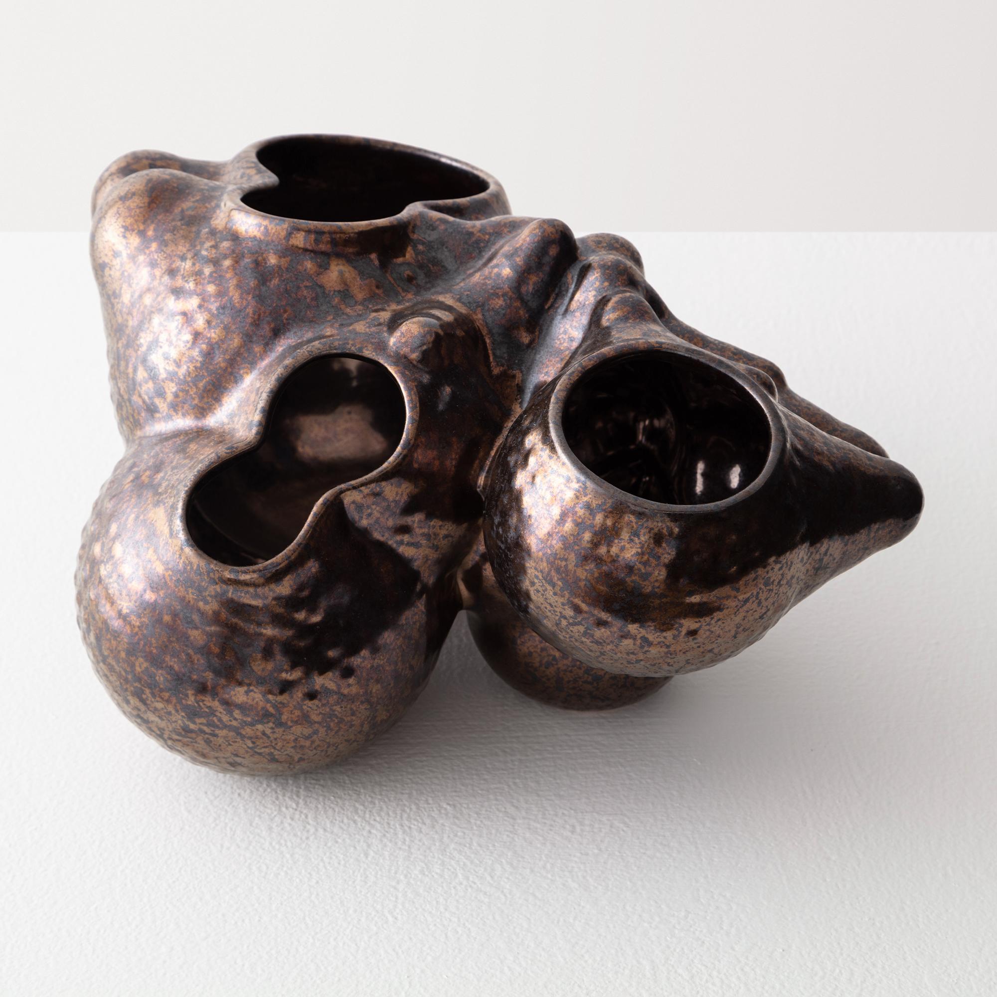 Moderno Fioriera botrioidale moderna in ceramica organica in bronzo di Forma Rosa Studio in vendita