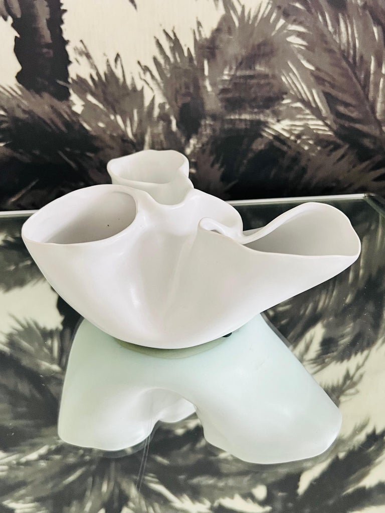Organic Modern Ceramic Heart Valve Vase in Matte White Glaze In Good Condition For Sale In Fort Lauderdale, FL