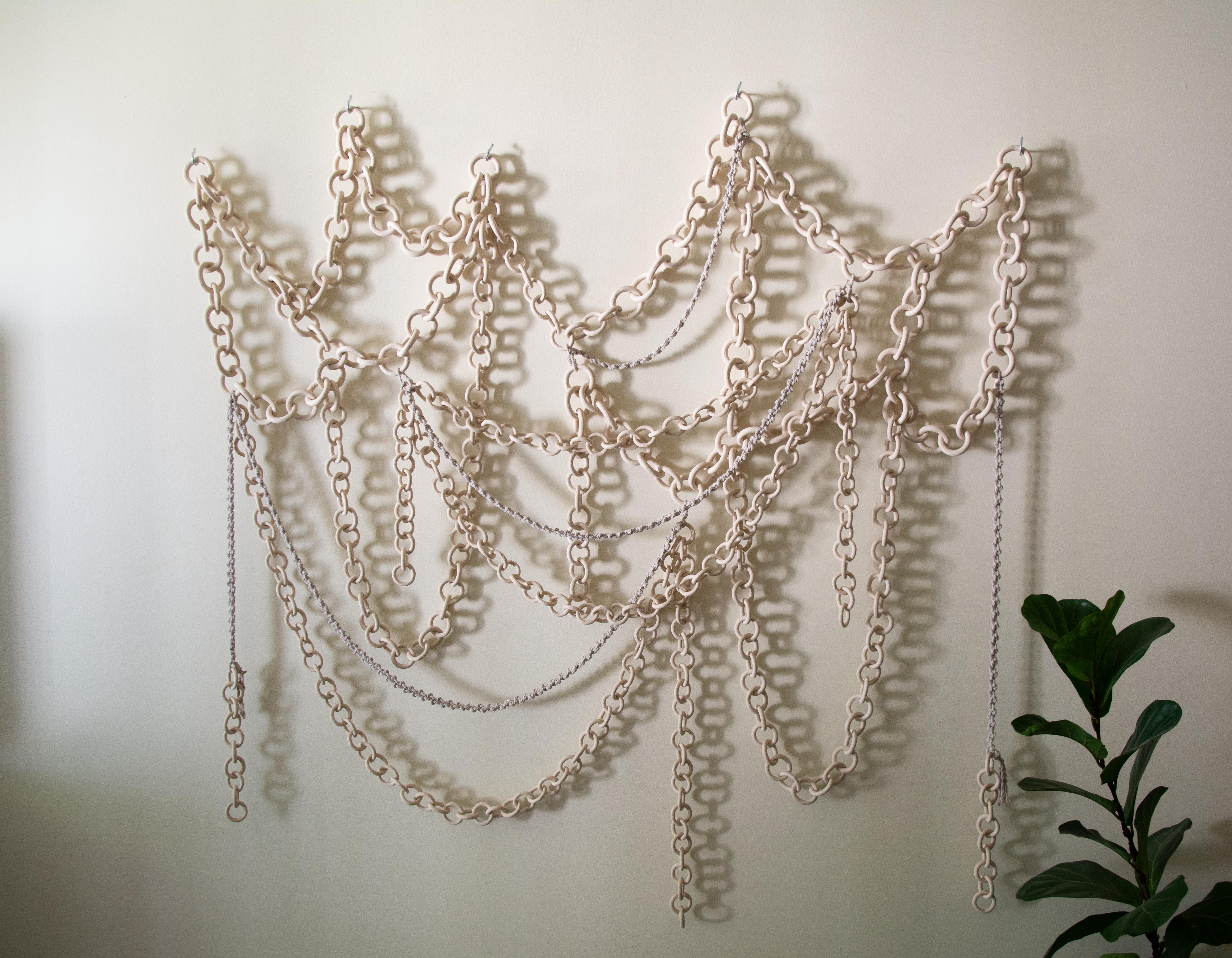Fait main Moderne et biologique  Sculpture murale à maillons en céramique en vente