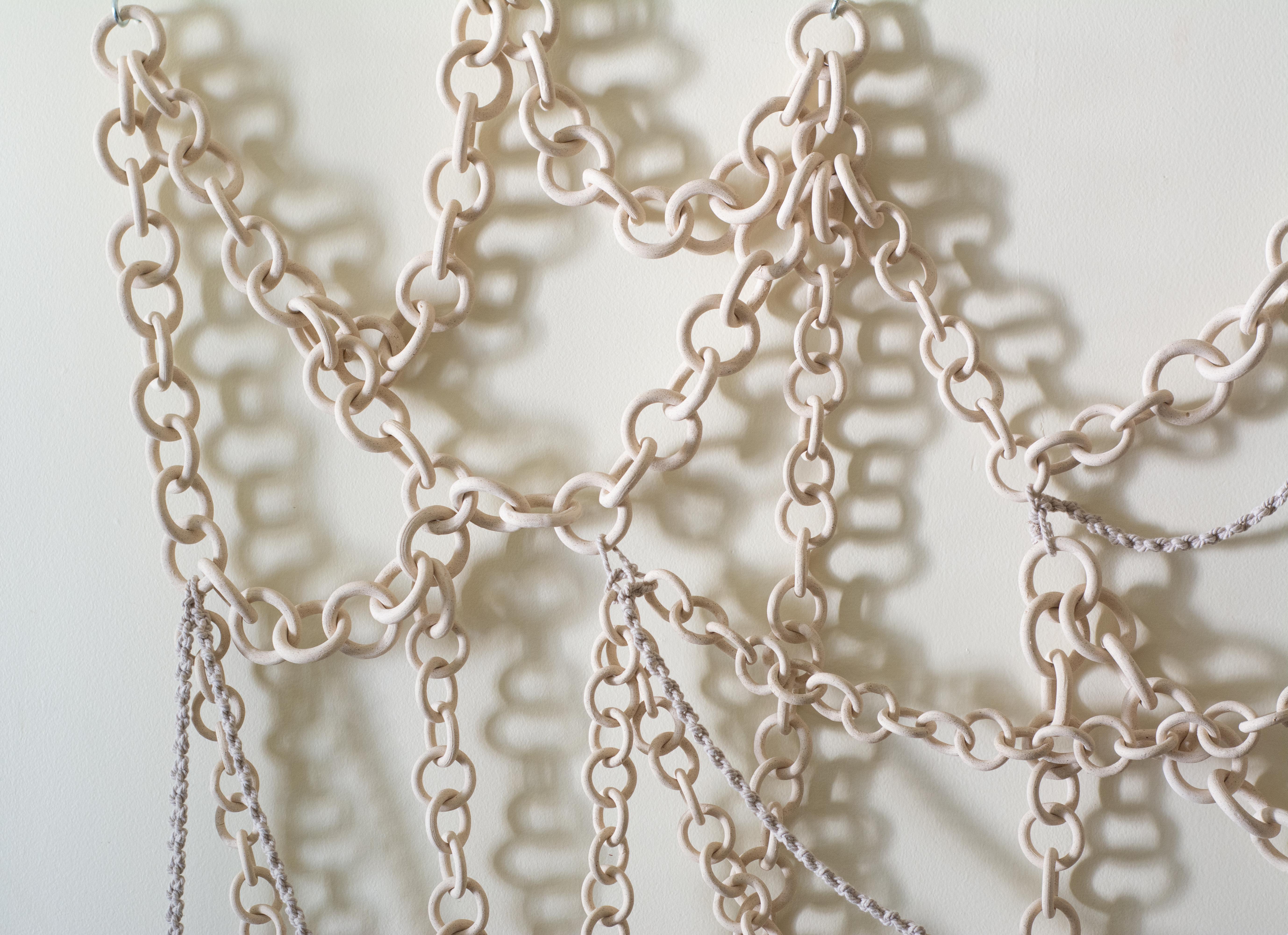 XXIe siècle et contemporain Moderne et biologique  Sculpture murale à maillons en céramique en vente
