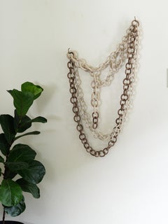 Scultura da parete moderna in ceramica con catena a maglie organiche