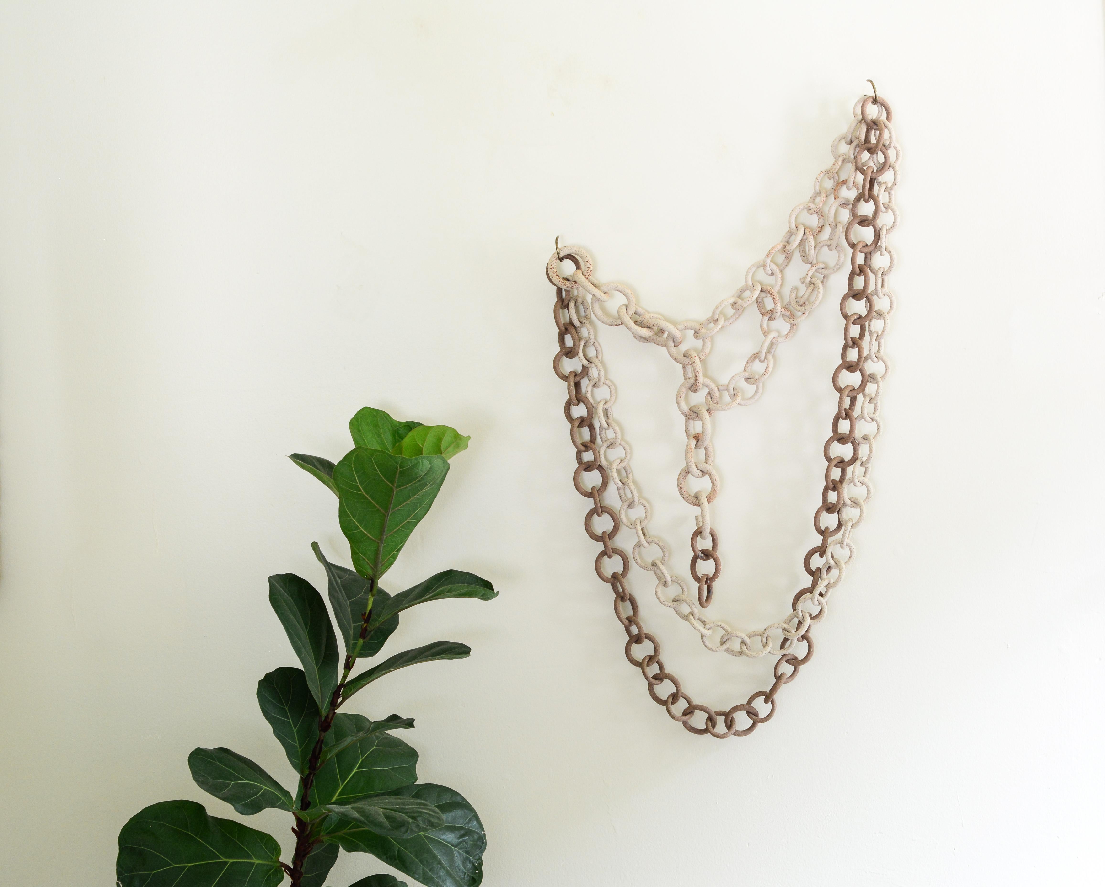 Organic modern ceramic link chain wall sculpture In New Condition In Attleboro, MA