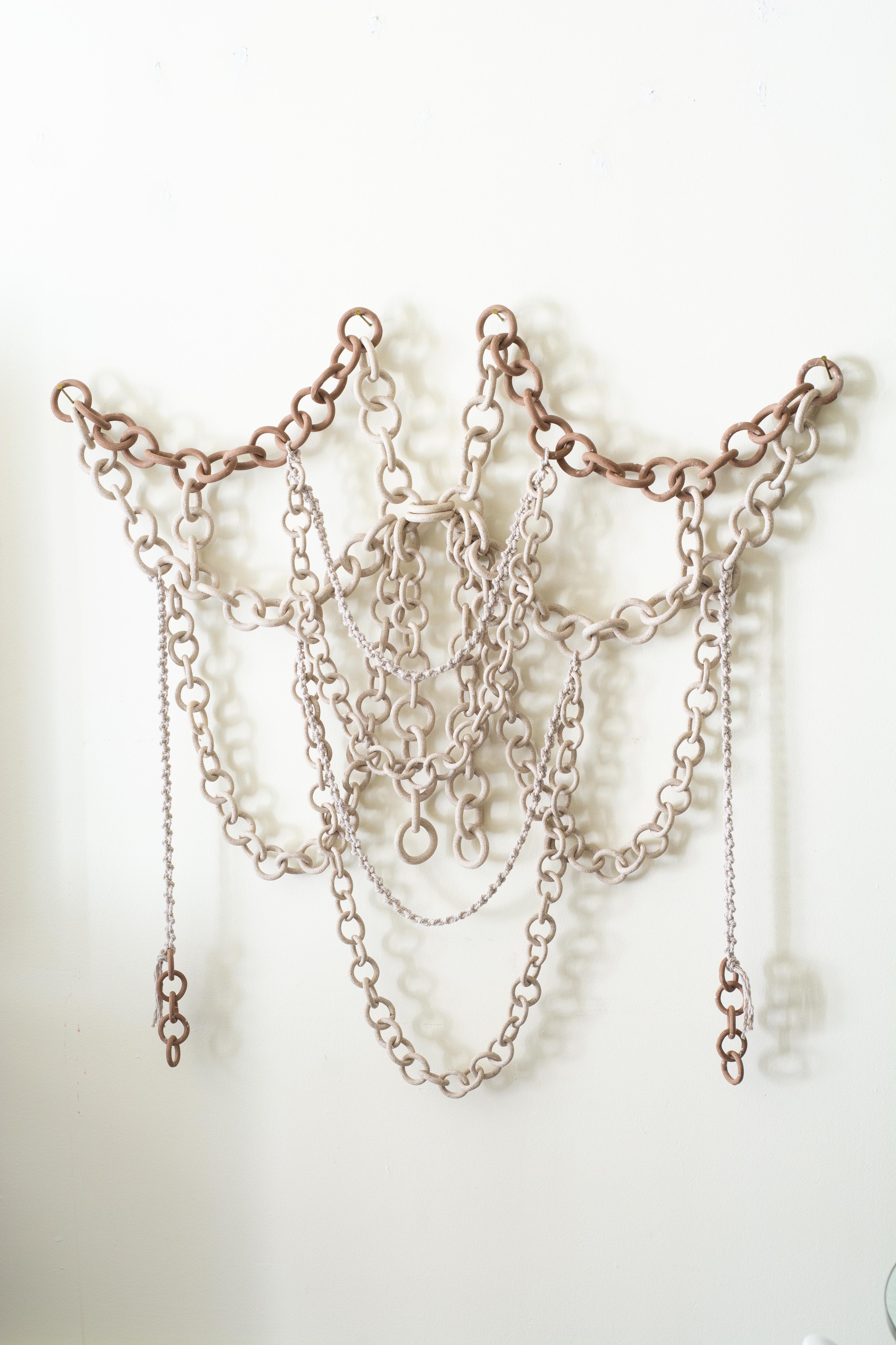 XXIe siècle et contemporain Céramique organique  Sculpture murale à maillons en vente