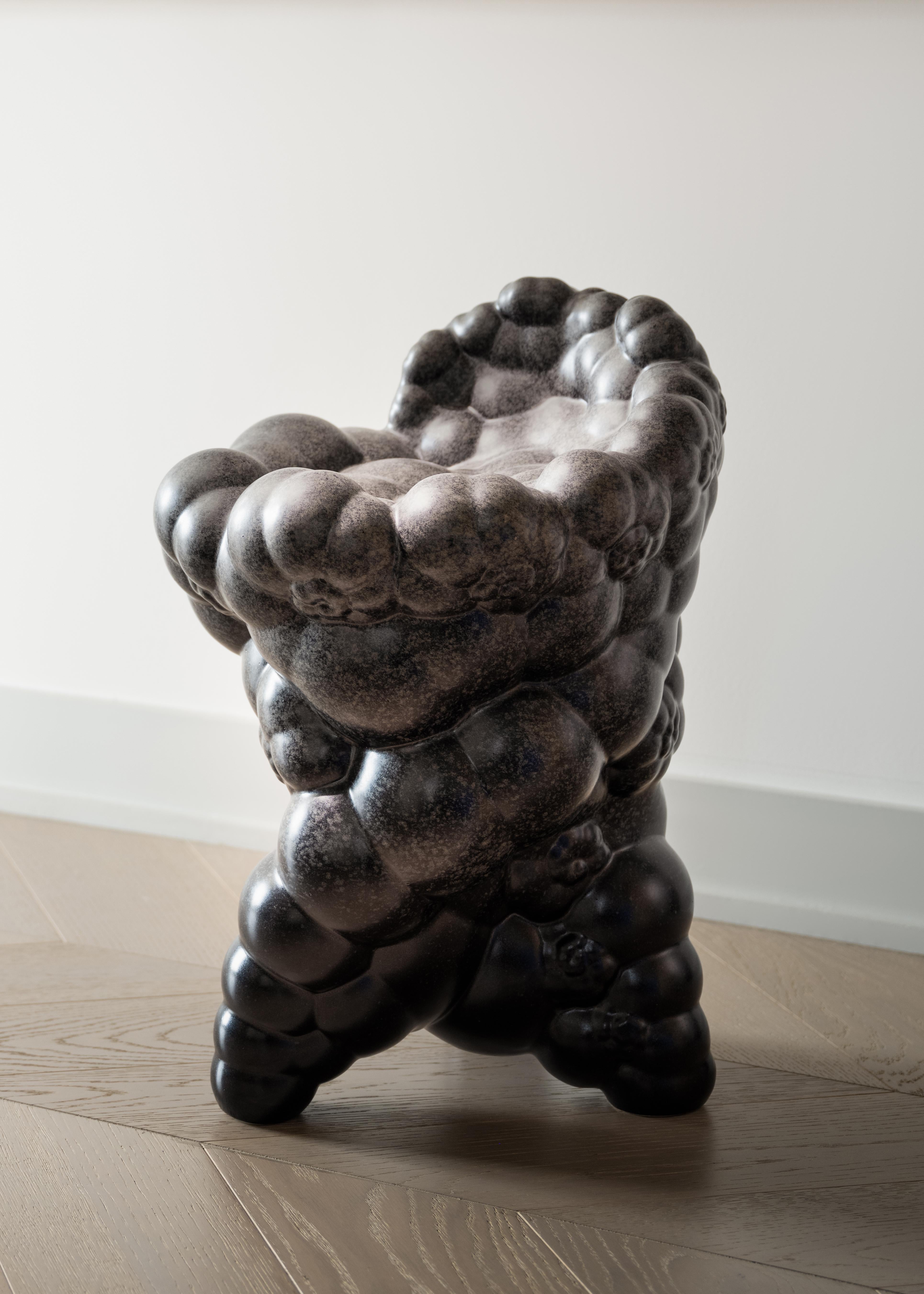 Questo sgabello in ceramica artigianale mostra uno smalto sperimentale che cola e segue la sua forma unica. La sua forma è stata progettata digitalmente dal nostro studio per riprodurre una crescita frattale come quella della natura, e poi