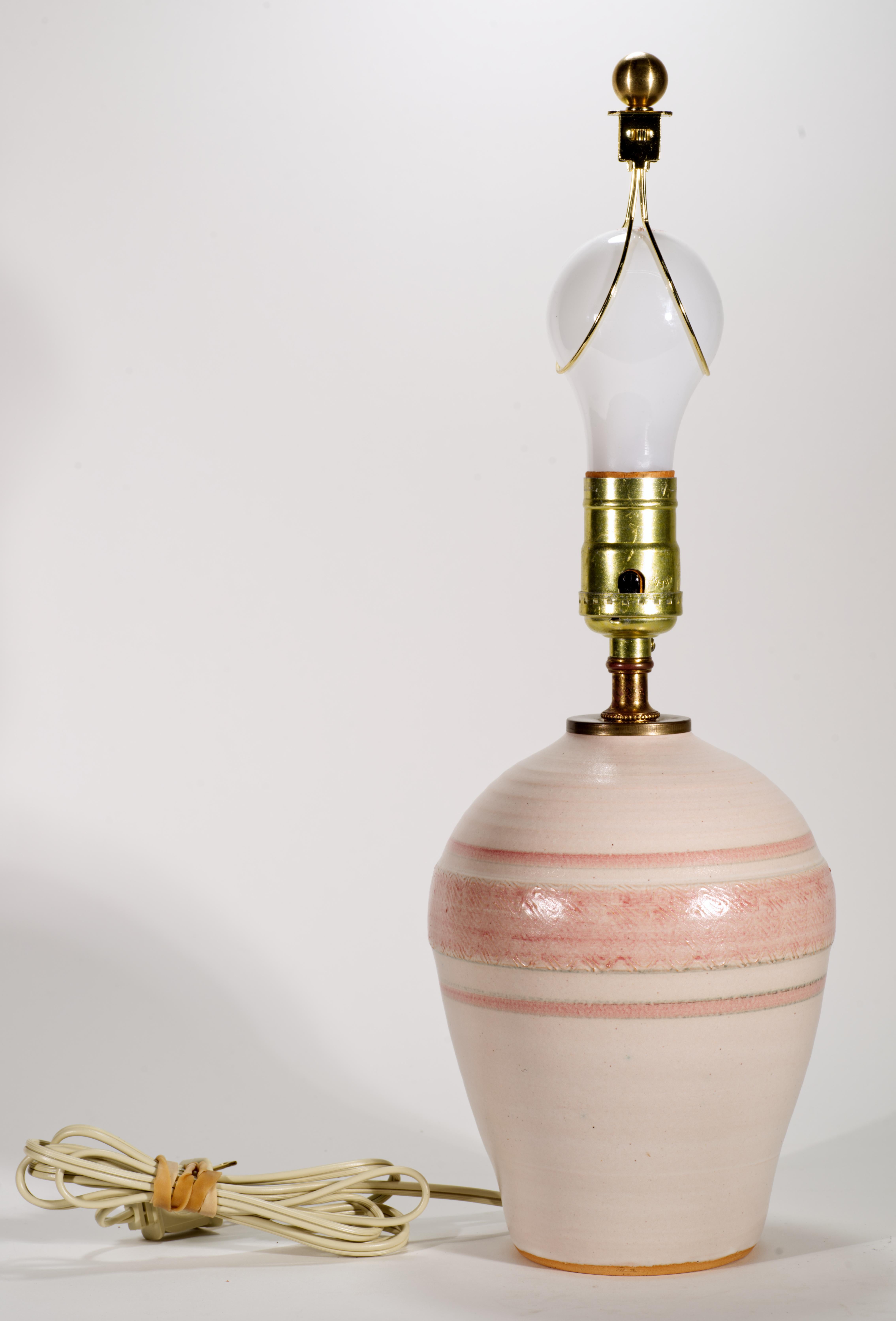 Organique Lampe de table moderne organique beige et rose, Art Studio Pottery en vente