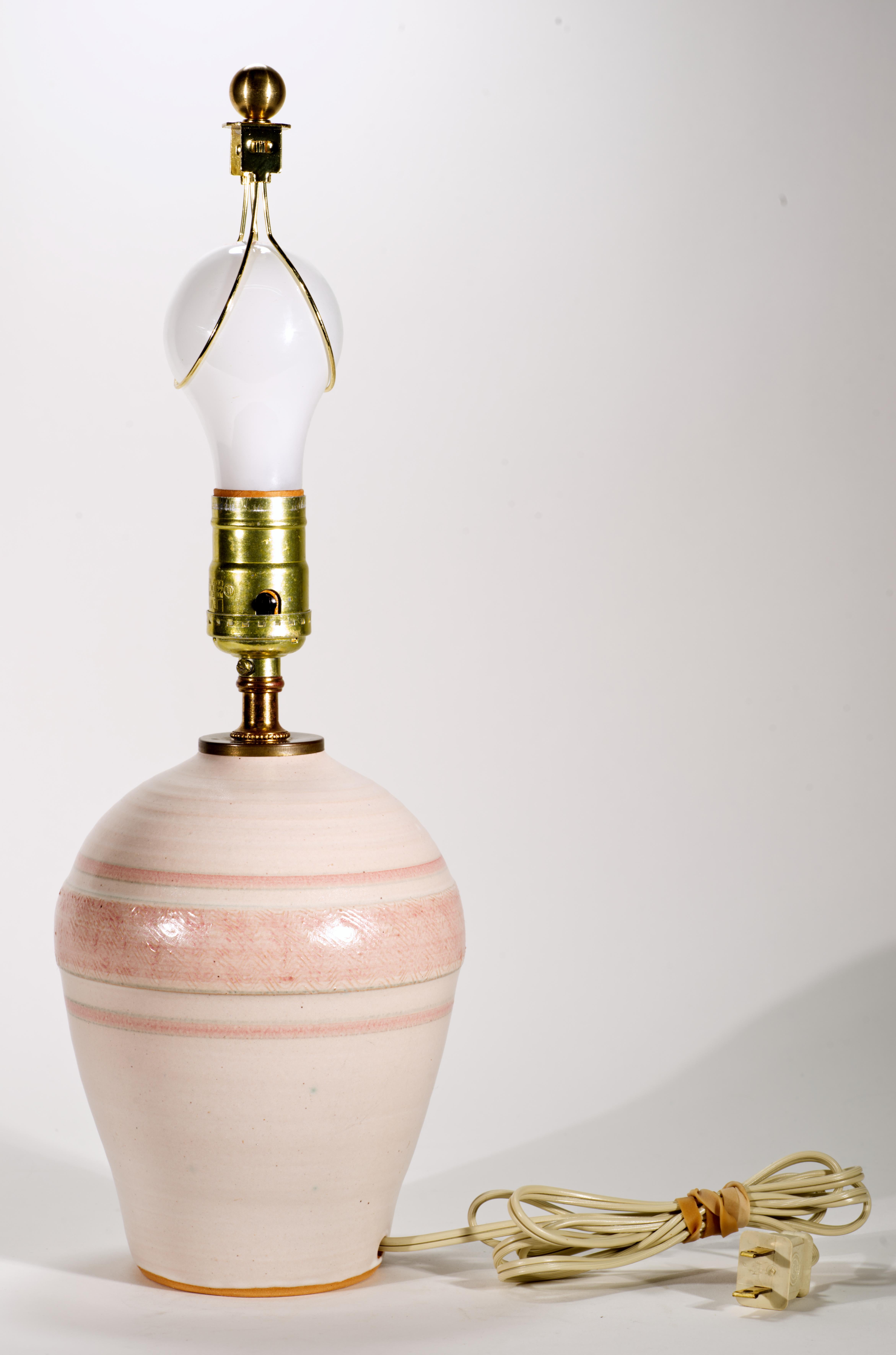 Américain Lampe de table moderne organique beige et rose, Art Studio Pottery en vente