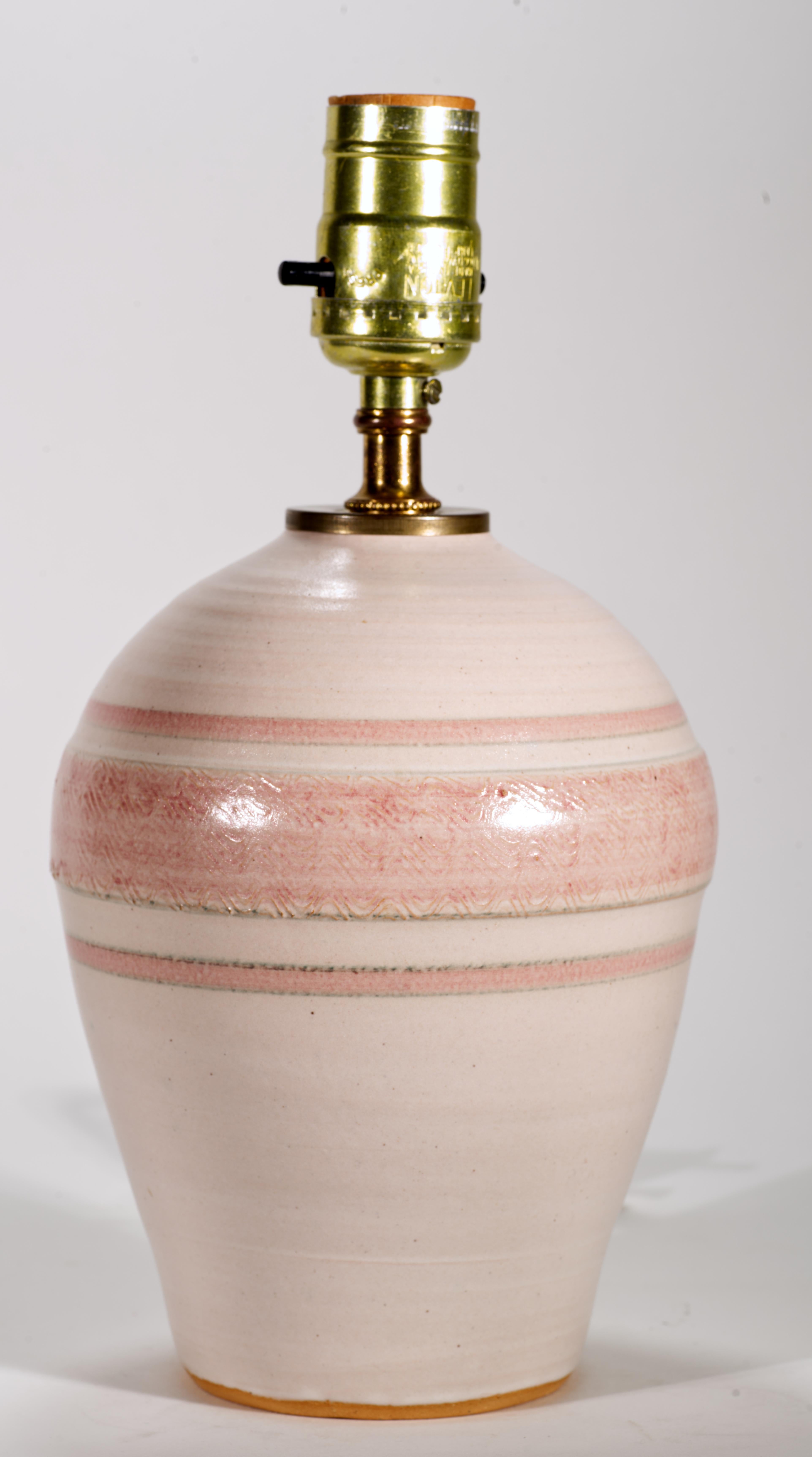 Vernissé Lampe de table moderne organique beige et rose, Art Studio Pottery en vente